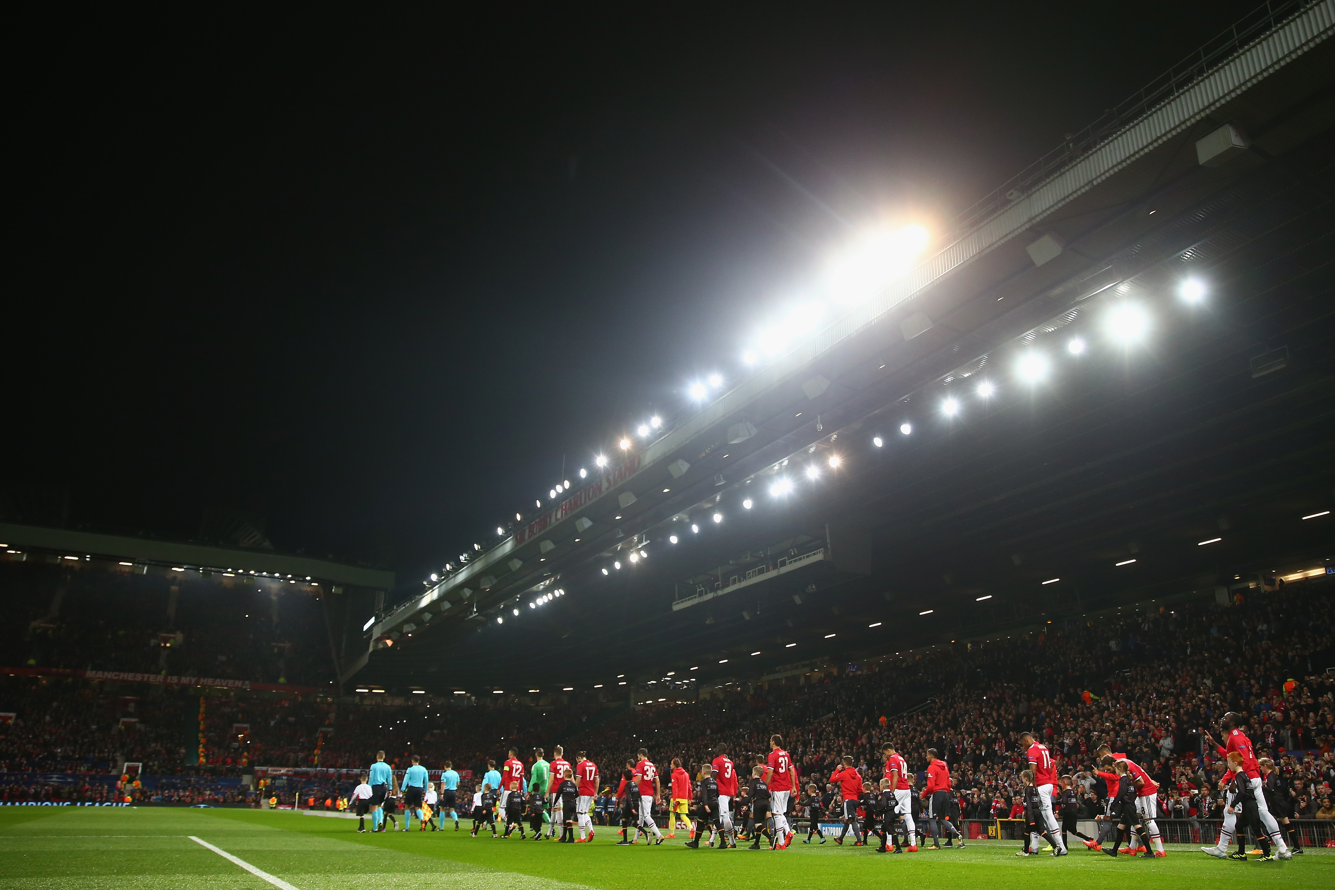 MANCHESTER, ENGLAND - OCTOBER 31: The players of Manchester United and Benfica walk onto the pitch ahead of the UEFA Champions League group A match between Manchester United and SL Benfica at Old Trafford on October 31, 2017 in Manchester, United Kingdom.  (Photo by Michael Steele/Getty Images)