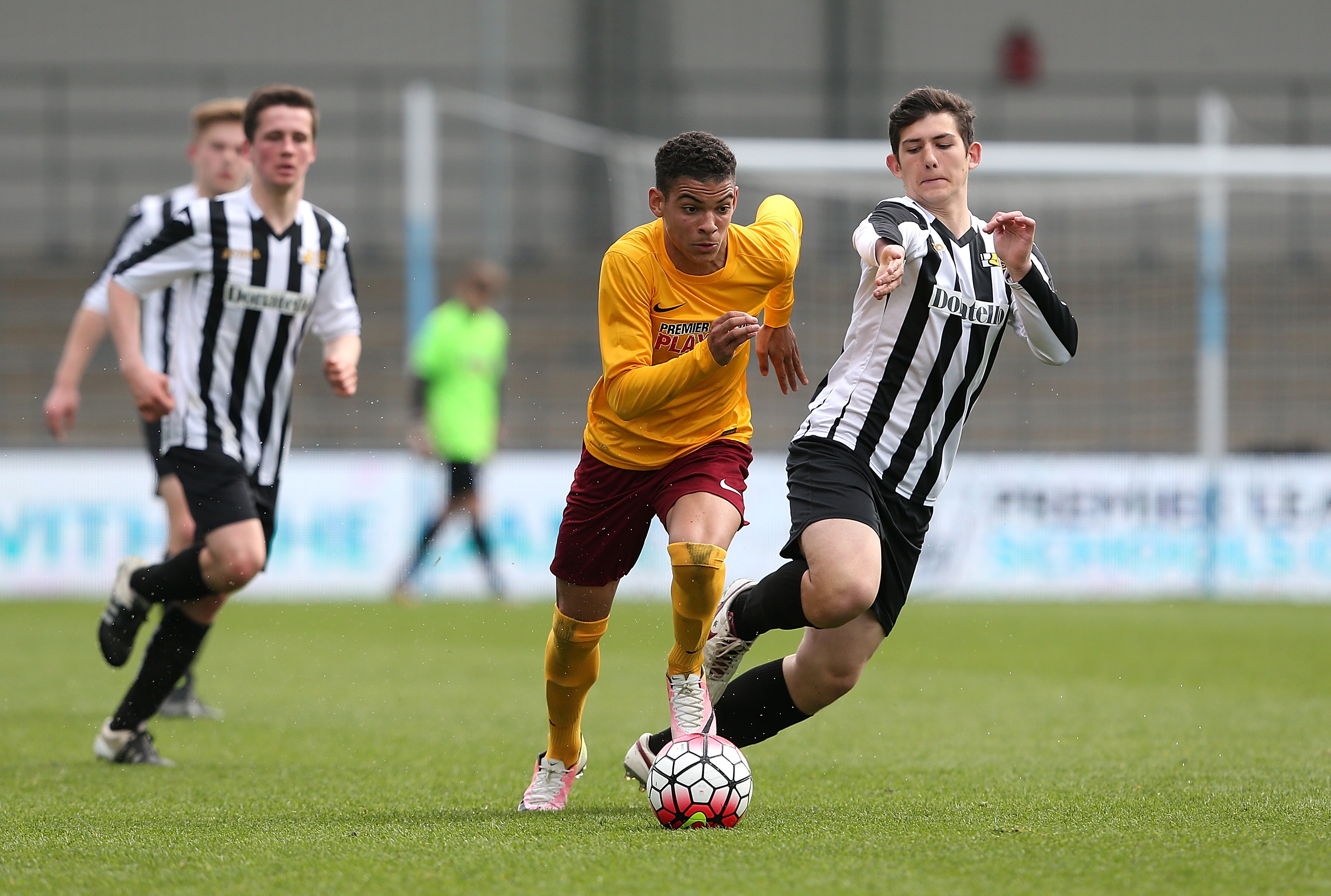 MANCHESTER, ENGLAND - MAY 06:  Morgan Gibbs-White of Thomas Telford School holds off Alfie Baeza-Collis of Dorothy Stringer School during the Premier League U16 Open Schools' final between Dorothy Stringer School and Thomas Telford School at the Etihad Campus on May 06, 2016 in Manchester, England.  (Photo by Jan Kruger/Getty Images)