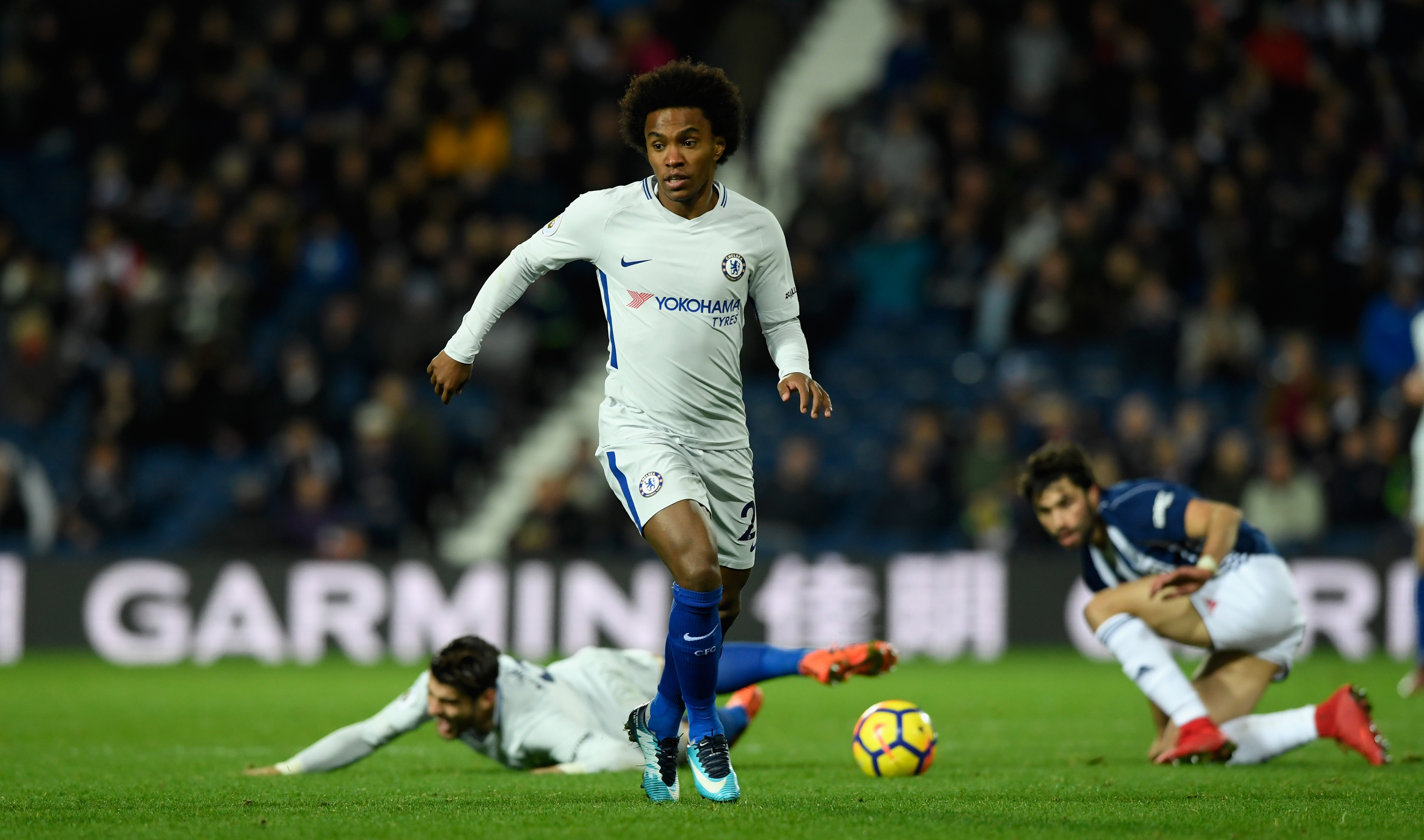WEST BROMWICH, ENGLAND - NOVEMBER 18:  Chelsea player Willian in action during the Premier League match between West Bromwich Albion and Chelsea at The Hawthorns on November 18, 2017 in West Bromwich, England.  (Photo by Stu Forster/Getty Images)