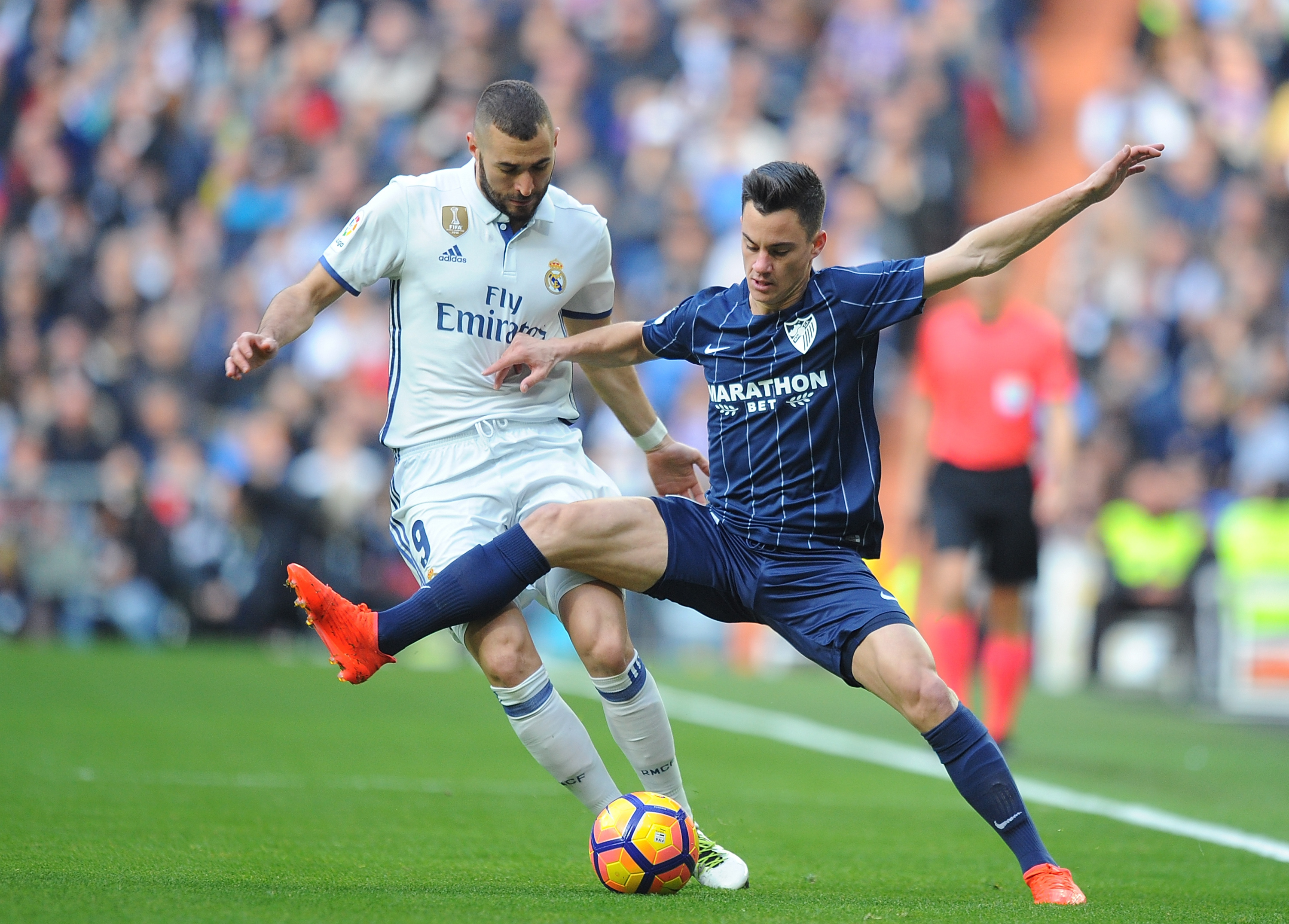 MADRID, SPAIN - JANUARY 21:  Karim Benzema of Real Madrid in action against  Juan Pablo Anor ÔÕJuanpiÕÕ of Malaga CF during the La Liga match between Real Madrid CF and Malaga CF at the Bernabeu on January 21, 2017 in Madrid, Spain.  (Photo by Denis Doyle/Getty Images)