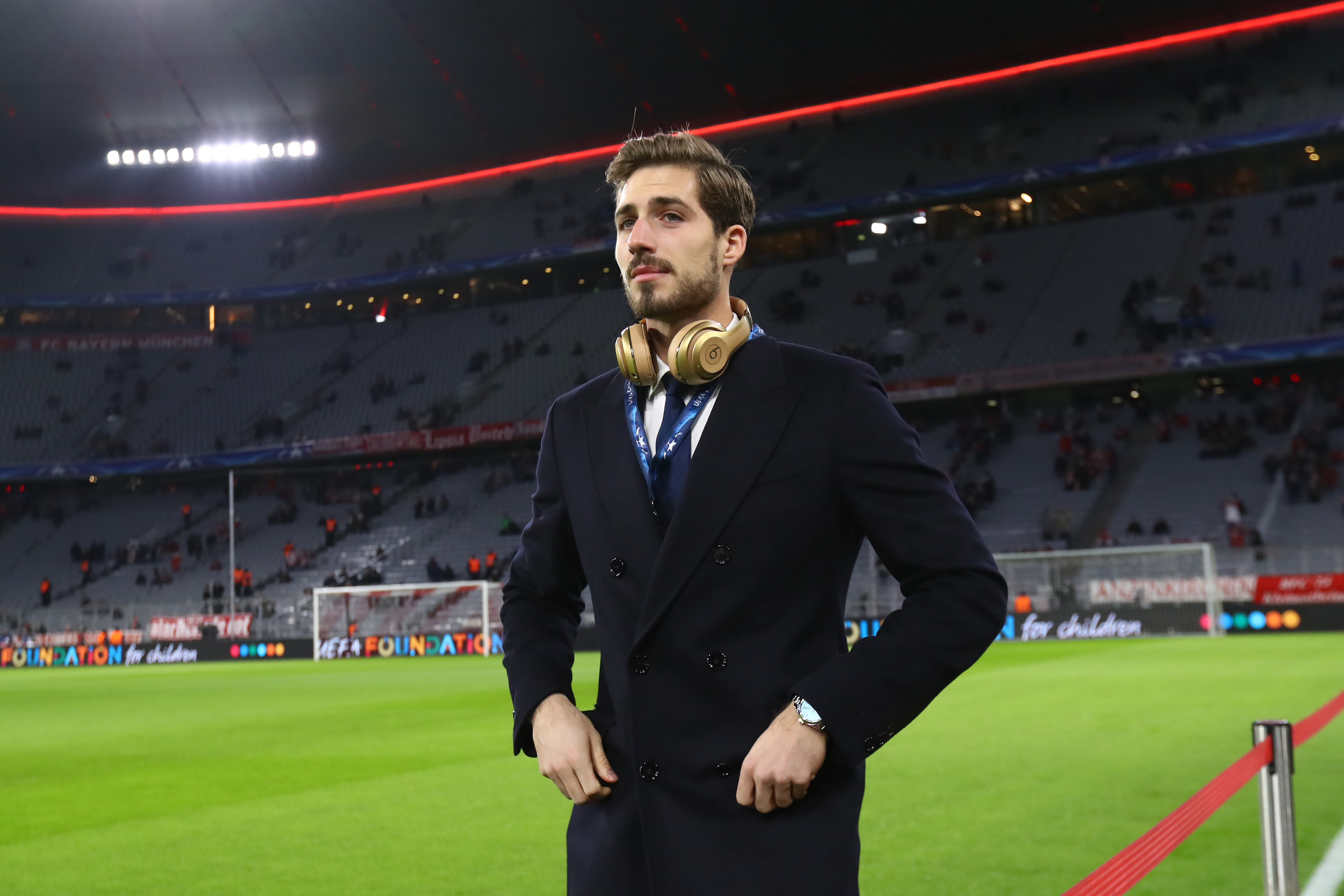 MUNICH, GERMANY - DECEMBER 05:  Kevin Trapp of PSG looks on prior to the UEFA Champions League group B match between Bayern Muenchen and Paris Saint-Germain at Allianz Arena on December 5, 2017 in Munich, Germany.  (Photo by Alexander Hassenstein/Bongarts/Getty Images)
