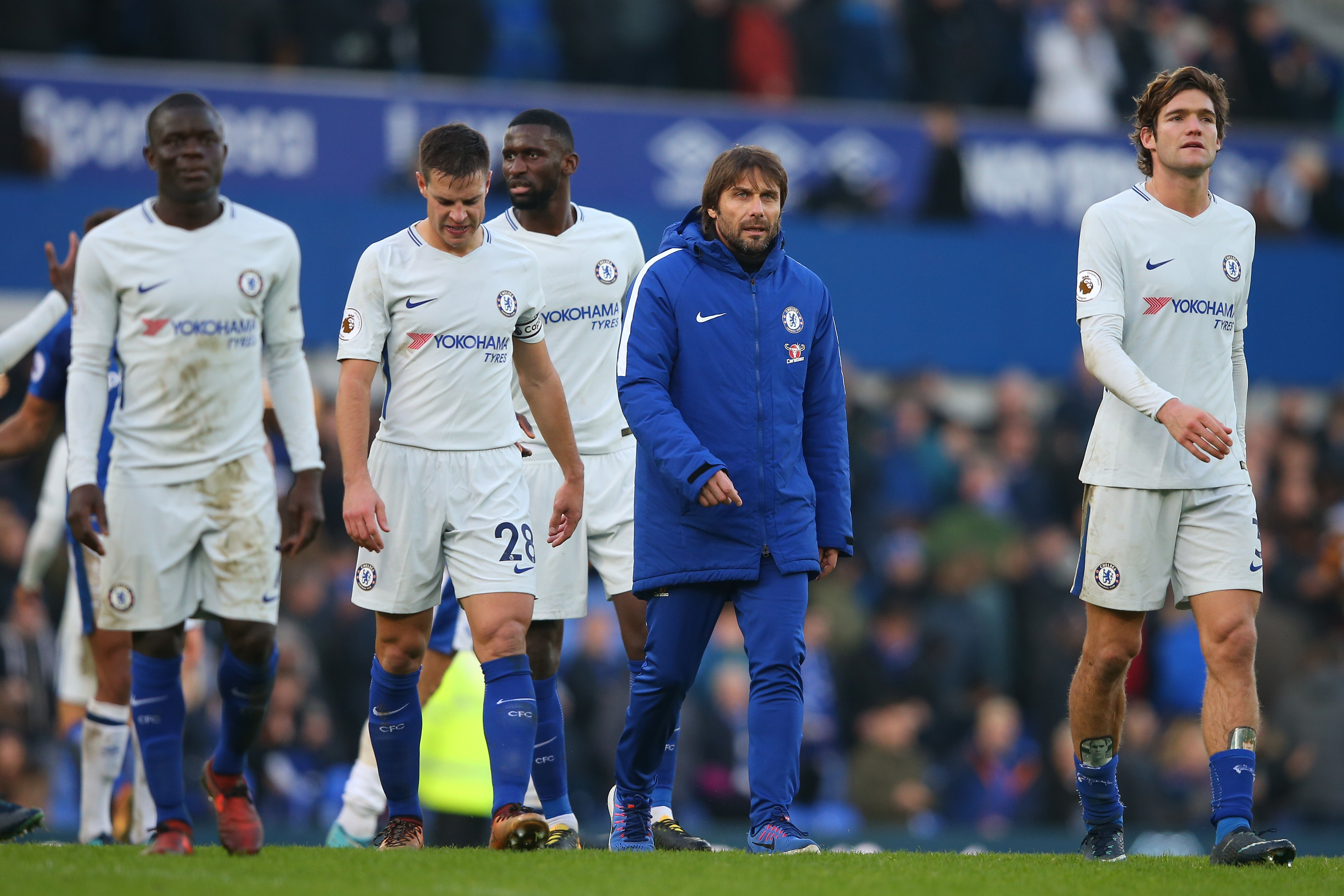 LIVERPOOL, ENGLAND - DECEMBER 23:  Antonio Conte, Manager of Chelsea and his player look dejected after the Premier League match between Everton and Chelsea at Goodison Park on December 23, 2017 in Liverpool, England.  (Photo by Alex Livesey/Getty Images)