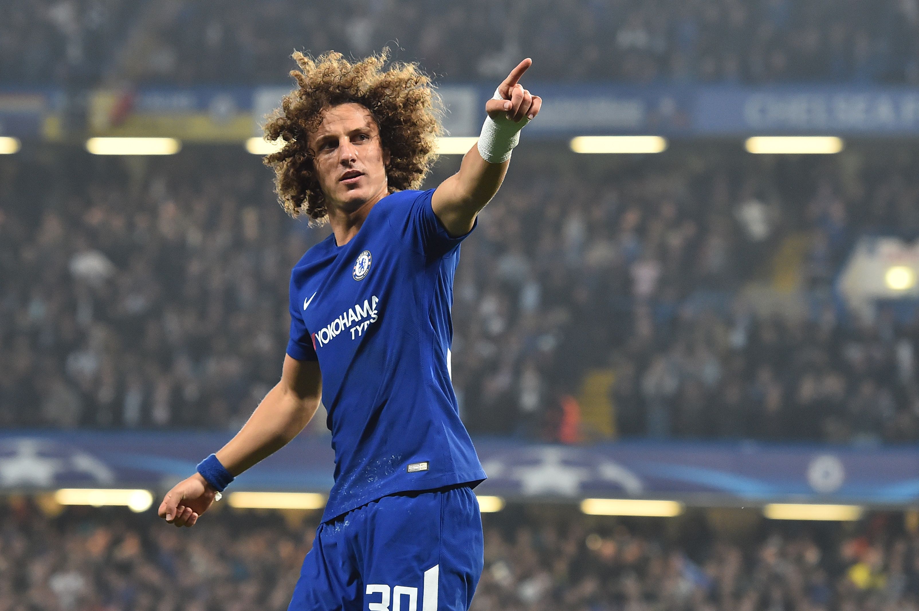 Chelsea's Brazilian defender David Luiz celebrates after scoring during a UEFA Champions league group stage football match between Chelsea and Roma at Stamford Bridge in London on October 18, 2017. / AFP PHOTO / Glyn KIRK        (Photo credit should read GLYN KIRK/AFP/Getty Images)