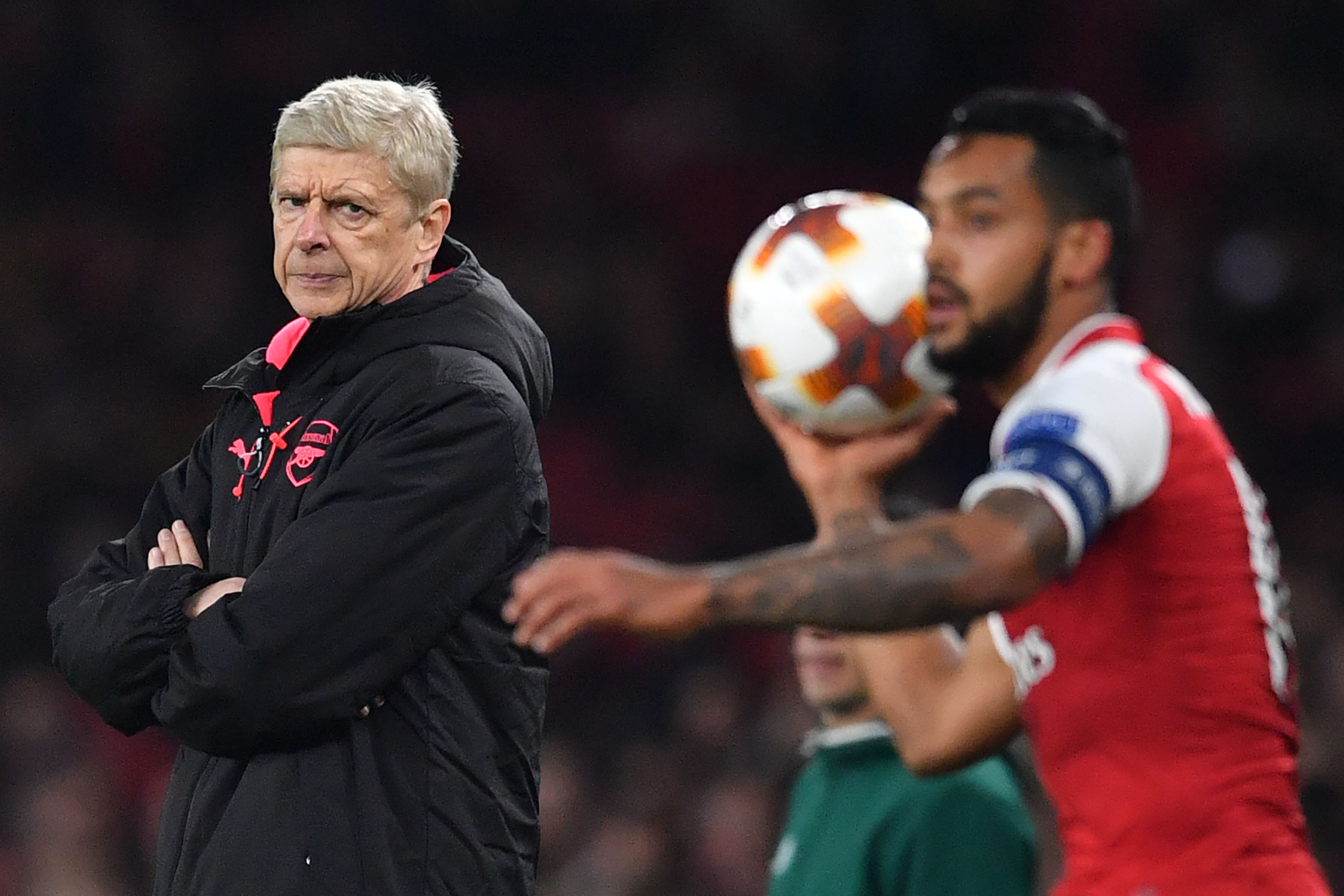 Arsenal's French manager Arsene Wenger (L) looks on as Arsenal's English midfielder Theo Walcott takes a throw-in during the UEFA Europa League Group H football match between Arsenal and Red Star Belgrade at The Emirates Stadium in London on November 2, 2017. / AFP PHOTO / Ben STANSALL        (Photo credit should read BEN STANSALL/AFP/Getty Images)