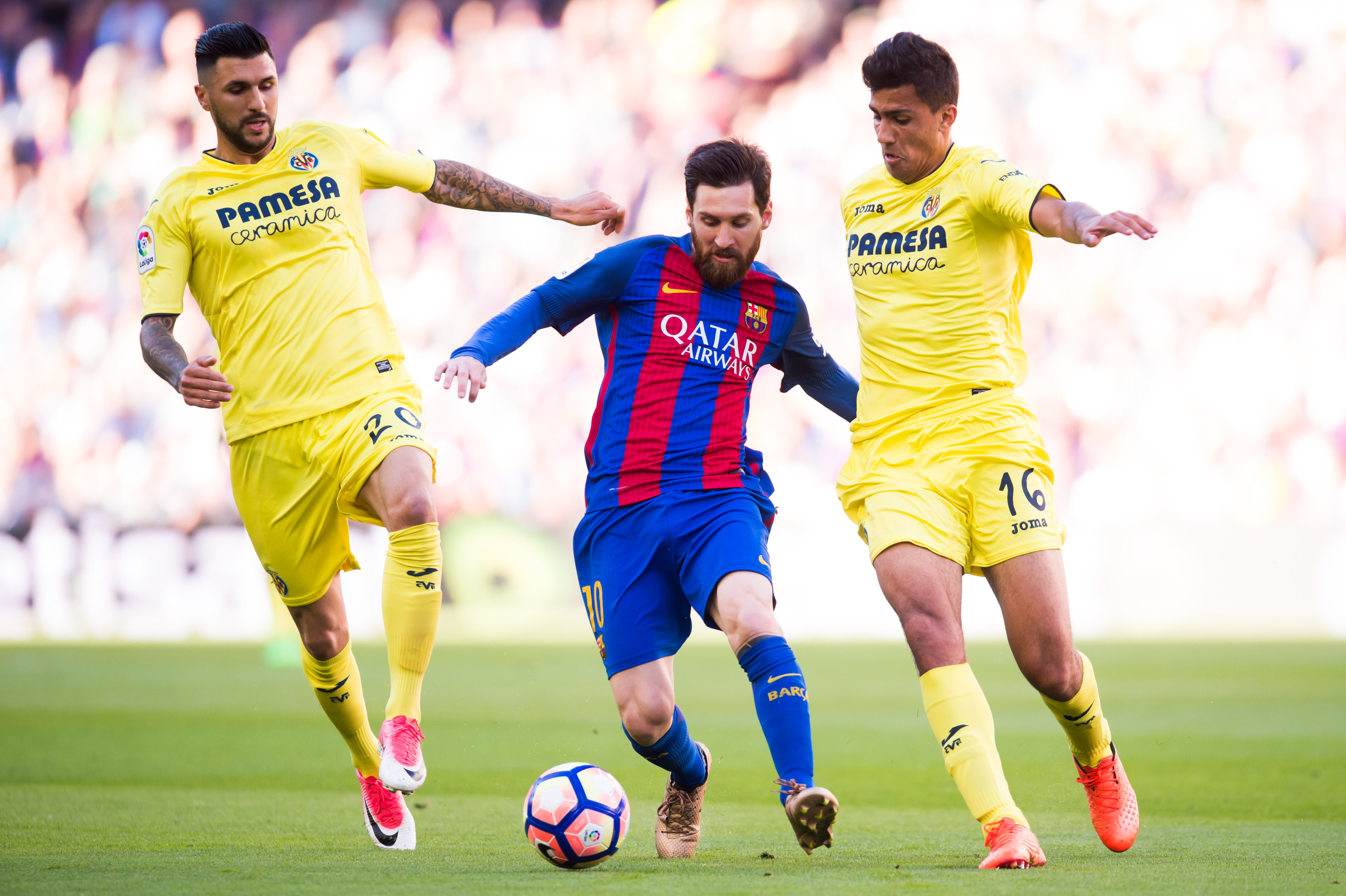 BARCELONA, SPAIN - MAY 06:  Lionel Messi (C) of FC Barcelona competes for the ball with Roberto Soriano (L) and Rodrigo Hernandez (R) of Villarreal CF during the La Liga match between FC Barcelona and Villarreal CF at Camp Nou stadium on May 6, 2017 in Barcelona, Spain.  (Photo by Alex Caparros/Getty Images)