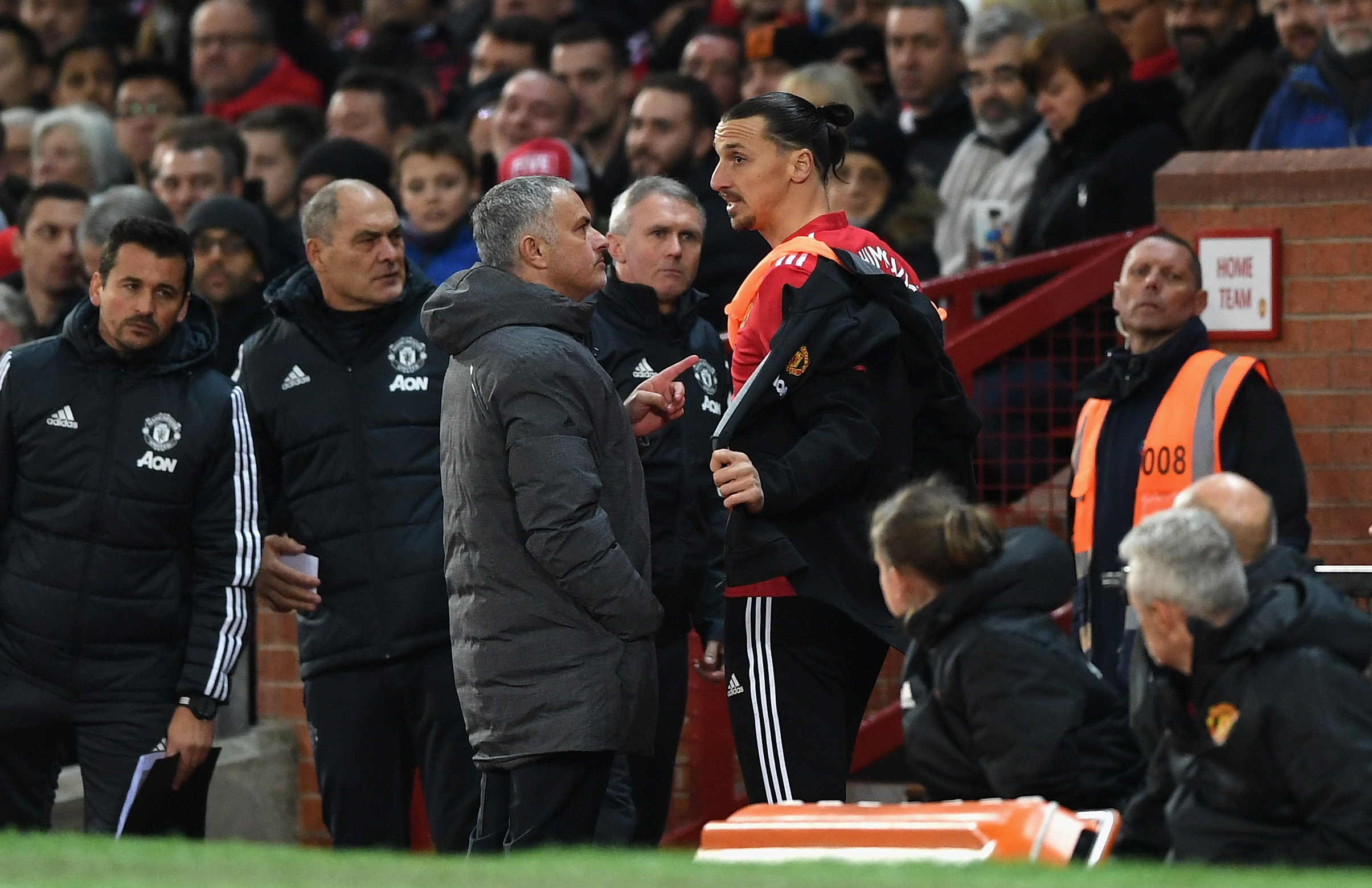 MANCHESTER, ENGLAND - NOVEMBER 18:  Jose Mourinho, Manager of Manchester United instructs Zlatan Ibrahimovic of Manchester United before being substituted during the Premier League match between Manchester United and Newcastle United at Old Trafford on November 18, 2017 in Manchester, England.  (Photo by Gareth Copley/Getty Images)