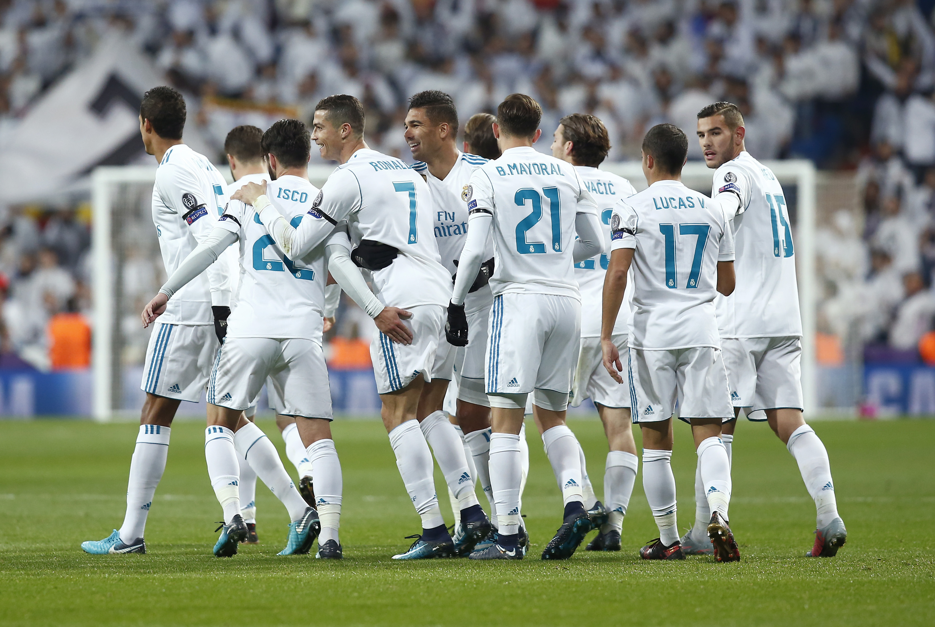 MADRID, SPAIN - DECEMBER 06:  Cristiano Ronaldo of Real Madrid celebrates after scorng his sides sec ond goal with his Real Madrid team mates during the UEFA Champions League group H match between Real Madrid and Borussia Dortmund at Estadio Santiago Bernabeu on December 6, 2017 in Madrid, Spain.  (Photo by Gonzalo Arroyo Moreno/Getty Images) *** Local Caption *** Cristiano Ronaldo