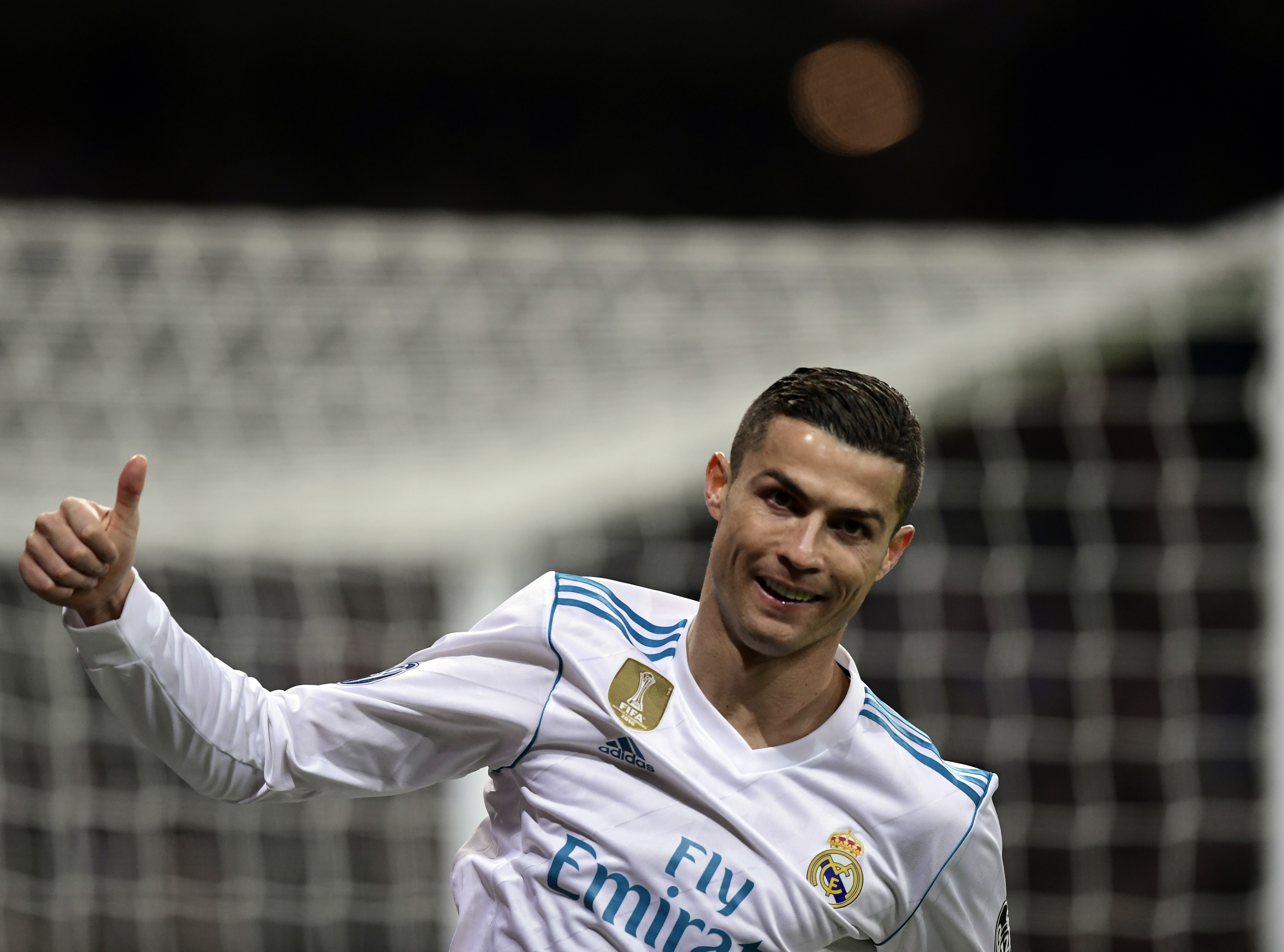 TOPSHOT - Real Madrid's Portuguese forward Cristiano Ronaldo thumbs up during the UEFA Champions League group H football match Real Madrid CF vs Borussia Dortmund at the Santiago Bernabeu stadium in Madrid on December 6, 2017. / AFP PHOTO / JAVIER SORIANO