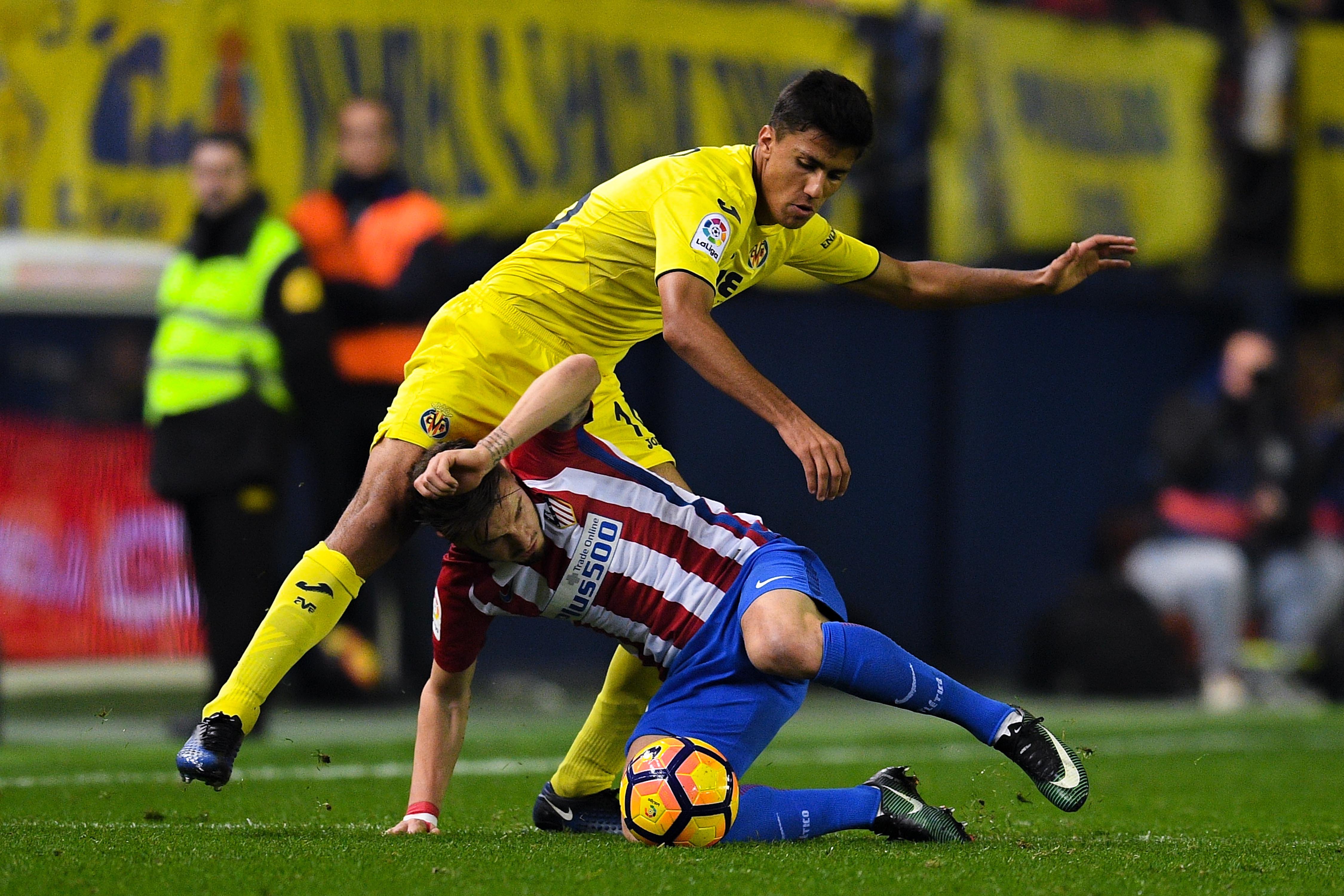 VILLARREAL, SPAIN - DECEMBER 12:  Saul Niguez of Club Atletico de Madrid competes for the ball with Rodri Hernandez of Villarreal CF during the La Liga match between Villarreal CF and Club Atletico de Madrid at El Madrigal stadium on December 12, 2016 in Villarreal, Spain.  (Photo by David Ramos/Getty Images)