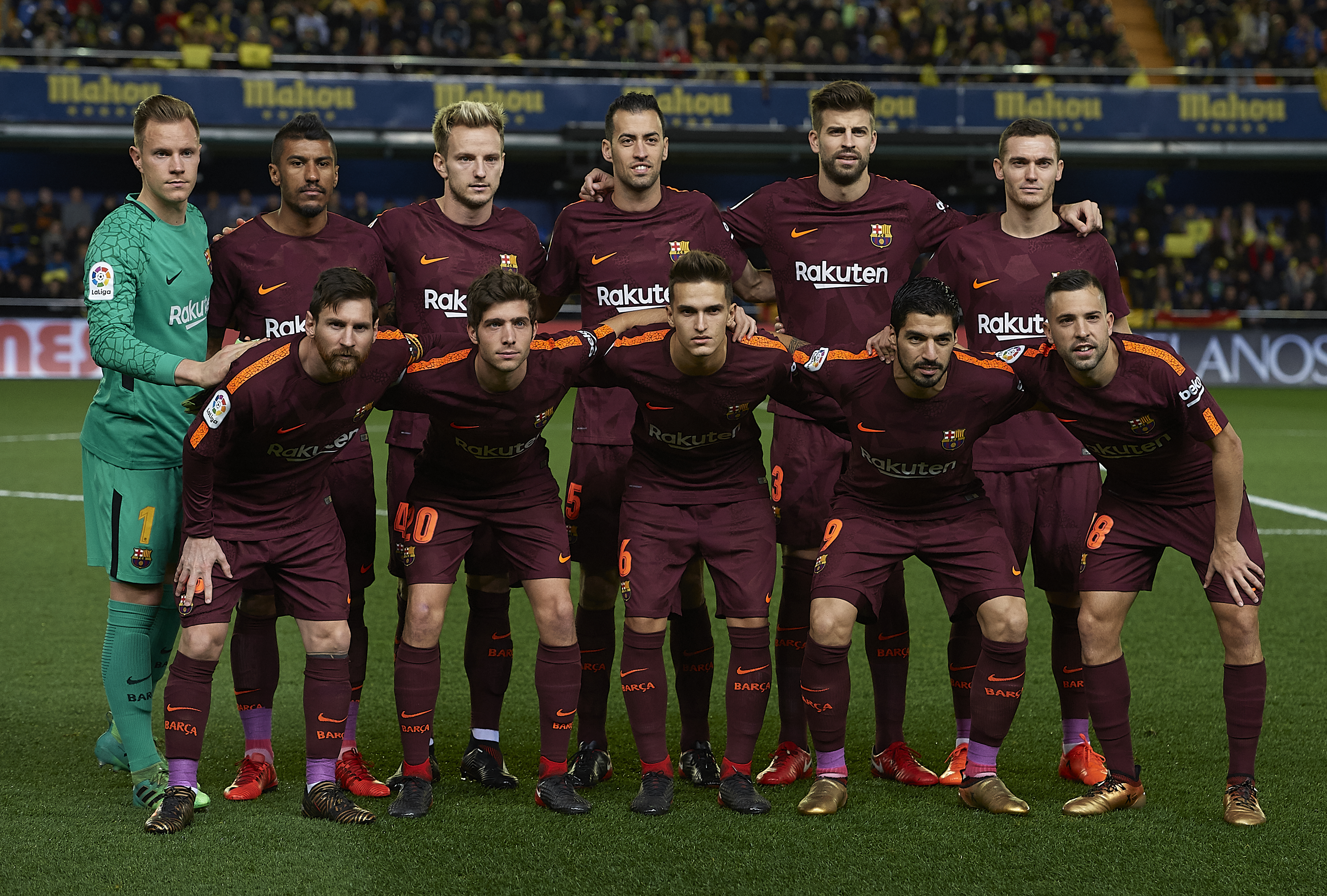 VILLARREAL, SPAIN - DECEMBER 10:  The Barcelona  team line up for a photo prior to kick off during the La Liga match between Villarreal and Barcelona at Estadio La Ceramica on December 10, 2017 in Villarreal, Spain.  (Photo by Fotopress/Getty Images)