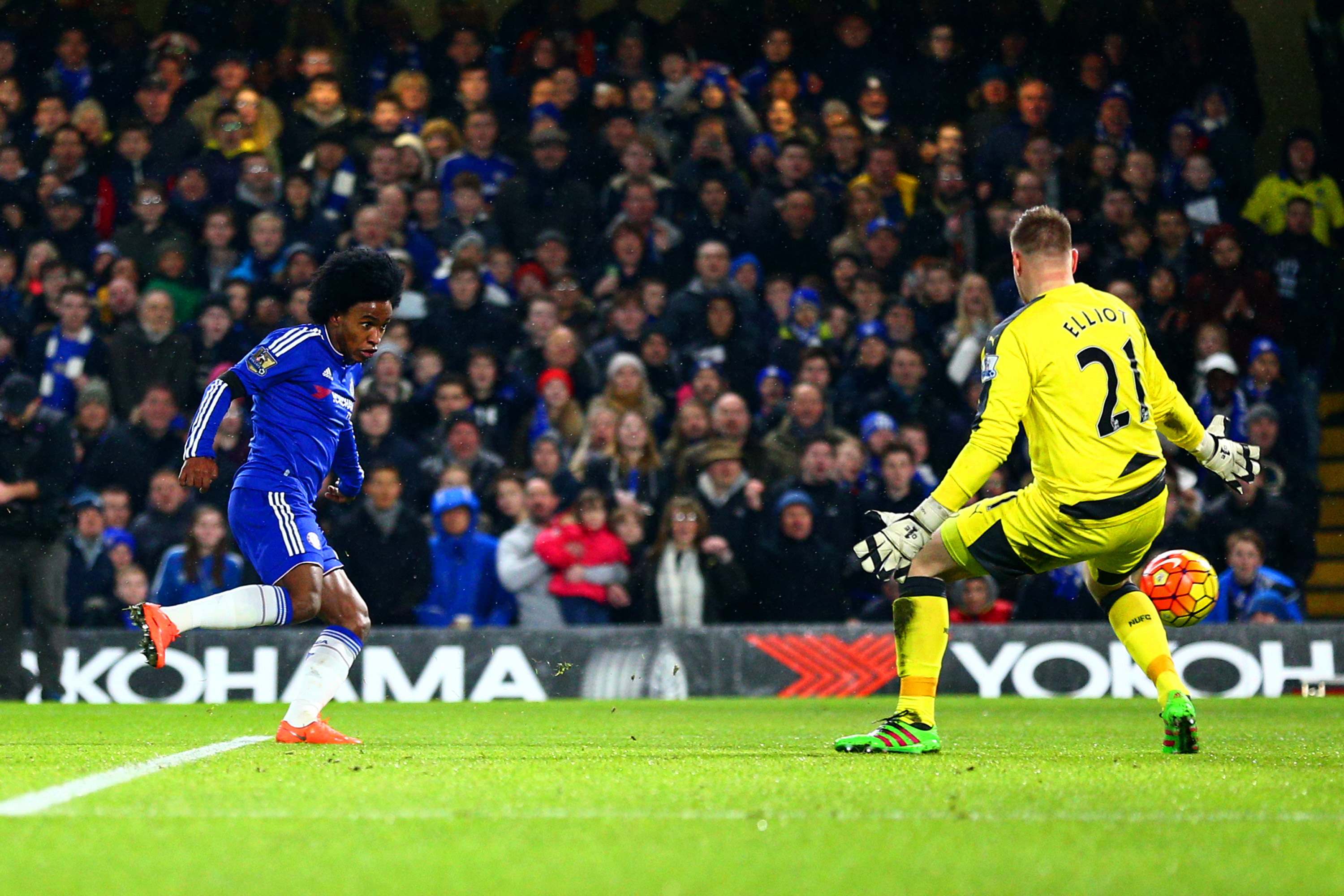 LONDON, ENGLAND - FEBRUARY 13:  Willian of Chelsea scores his team's third goal past Robert Elliot of Newcastle United during the Barclays Premier League match between Chelsea and Newcastle United at Stamford Bridge on February 13, 2016 in London, England.  (Photo by Clive Mason/Getty Images)