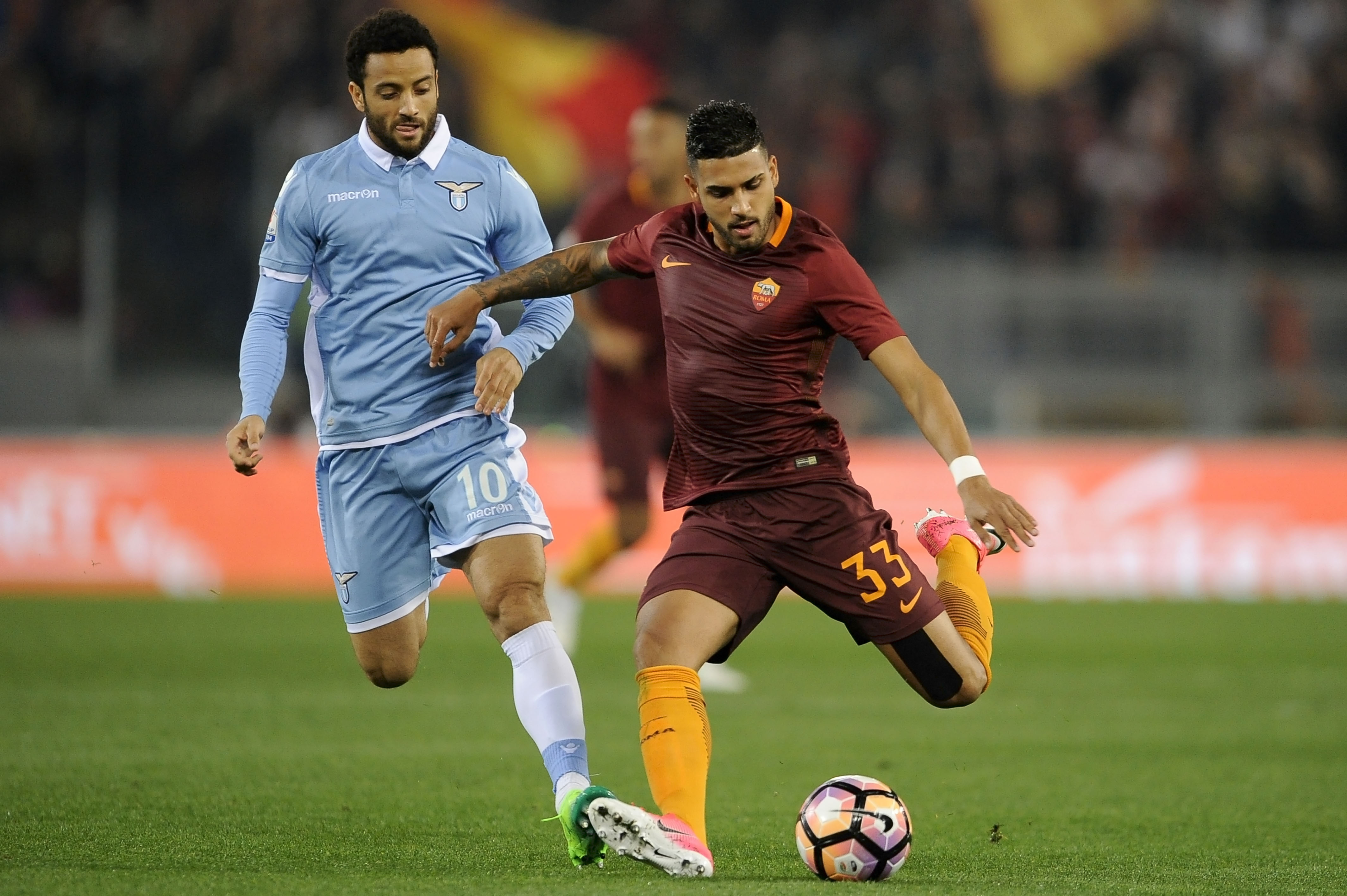 ROME, ROMA - APRIL 04:  Felipe Anderson of SS Lazio battles with Emerson Palmieri of AS Roma during the TIM Cup match between AS Roma and SS Lazio at Stadio Olimpico on April 4, 2017 in Rome, Italy.  (Photo by Marco Rosi/Getty Images)