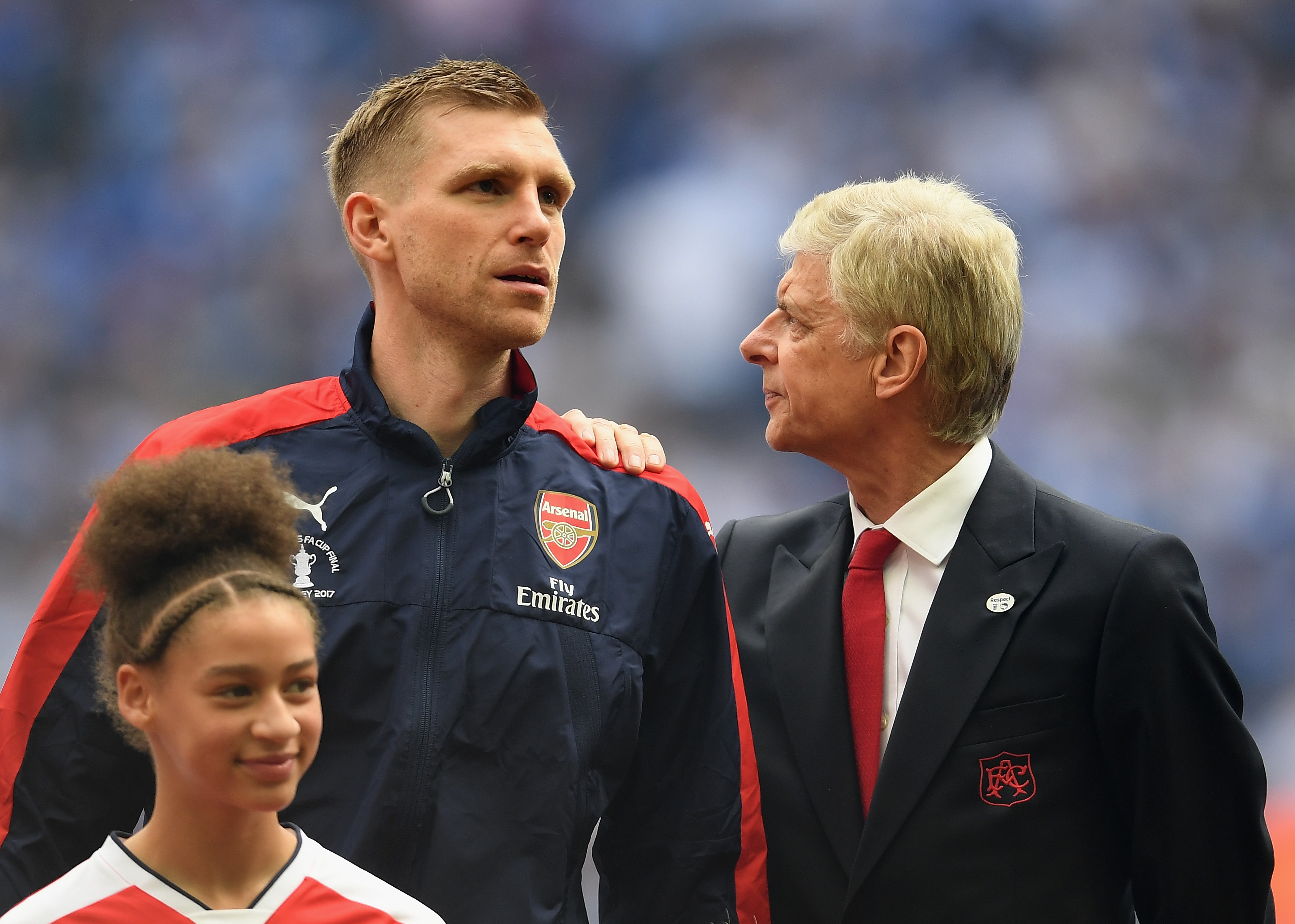 LONDON, ENGLAND - MAY 27:  Per Mertesacker of Arsenal and Arsene Wenger, Manager of Arsenal speak prior to The Emirates FA Cup Final between Arsenal and Chelsea at Wembley Stadium on May 27, 2017 in London, England.  (Photo by Laurence Griffiths/Getty Images)