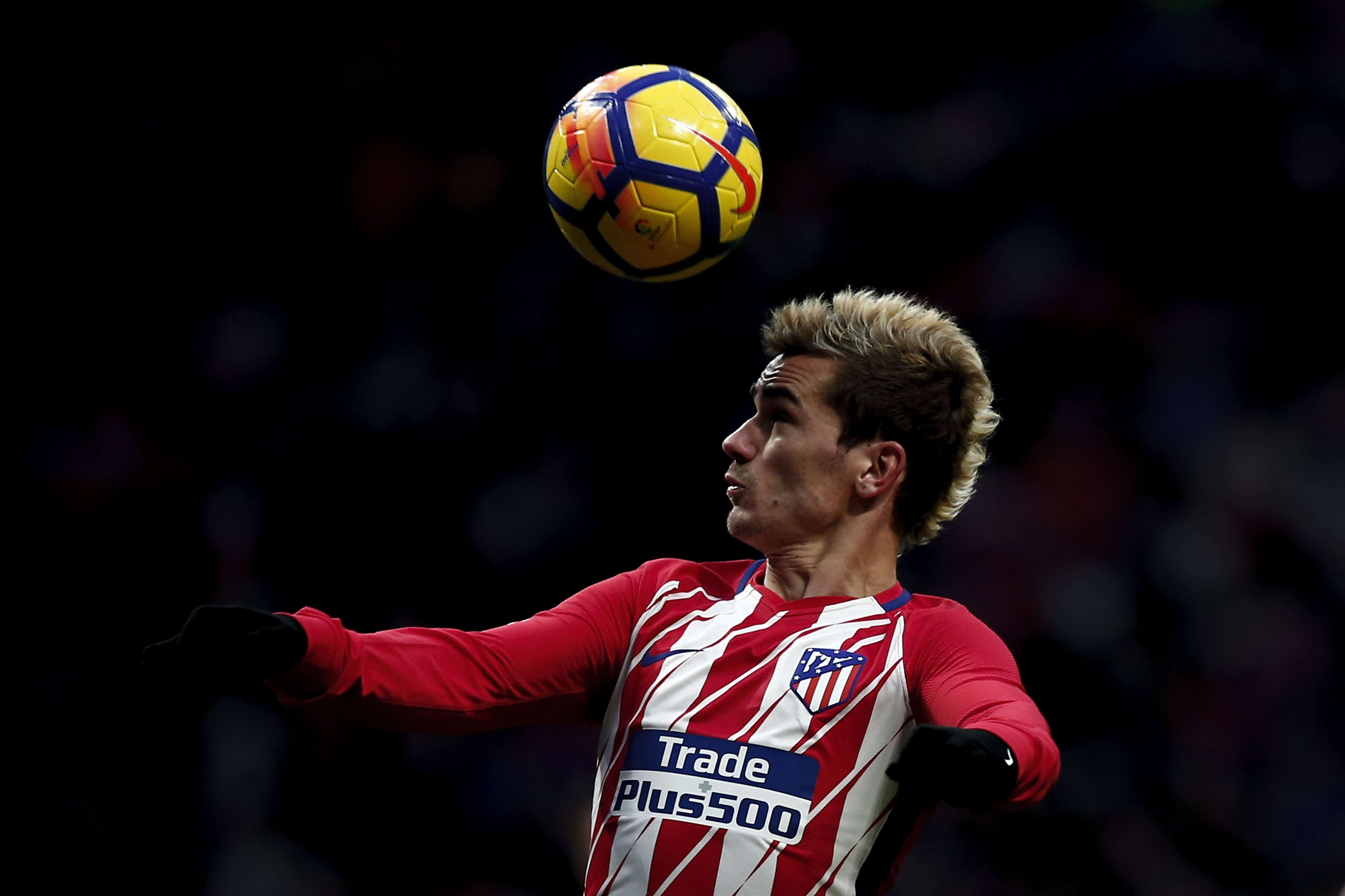 MADRID, SPAIN - DECEMBER 02: Antoine Griezmann of Atletico de Madrid saves on a header during the La Liga match between Club Atletico Madrid and Real Sociedad de Futbol at Estadio Wanda Metropolitano on December 2, 2017 in Madrid, Spain. (Photo by Gonzalo Arroyo Moreno/Getty Images)