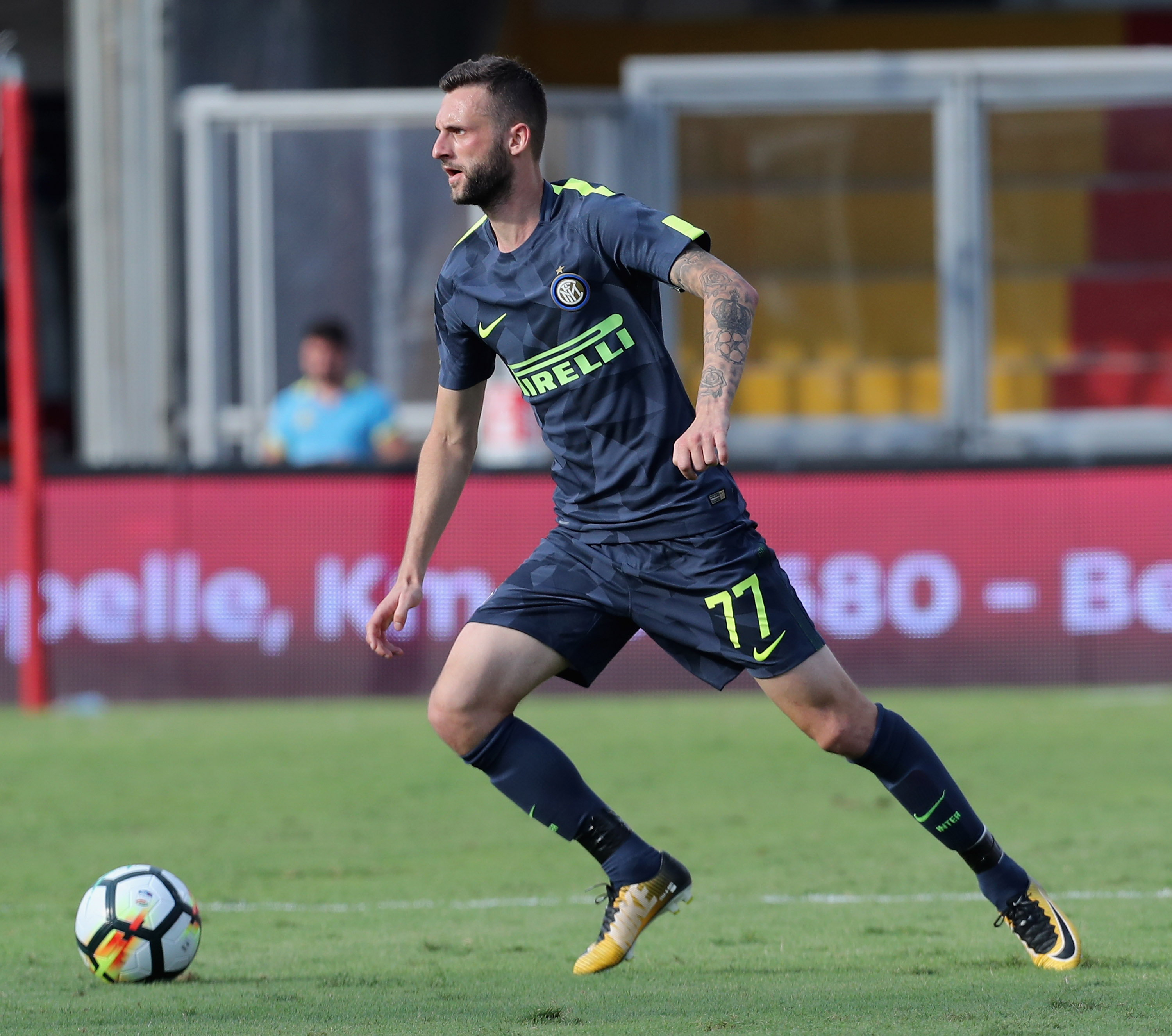 BENEVENTO, ITALY - OCTOBER 01:  Marcelo Brozovic of Inter during the Serie A match between Benevento Calcio and FC Internazionale at Stadio Ciro Vigorito on October 1, 2017 in Benevento, Italy.  (Photo by Maurizio Lagana/Getty Images)
