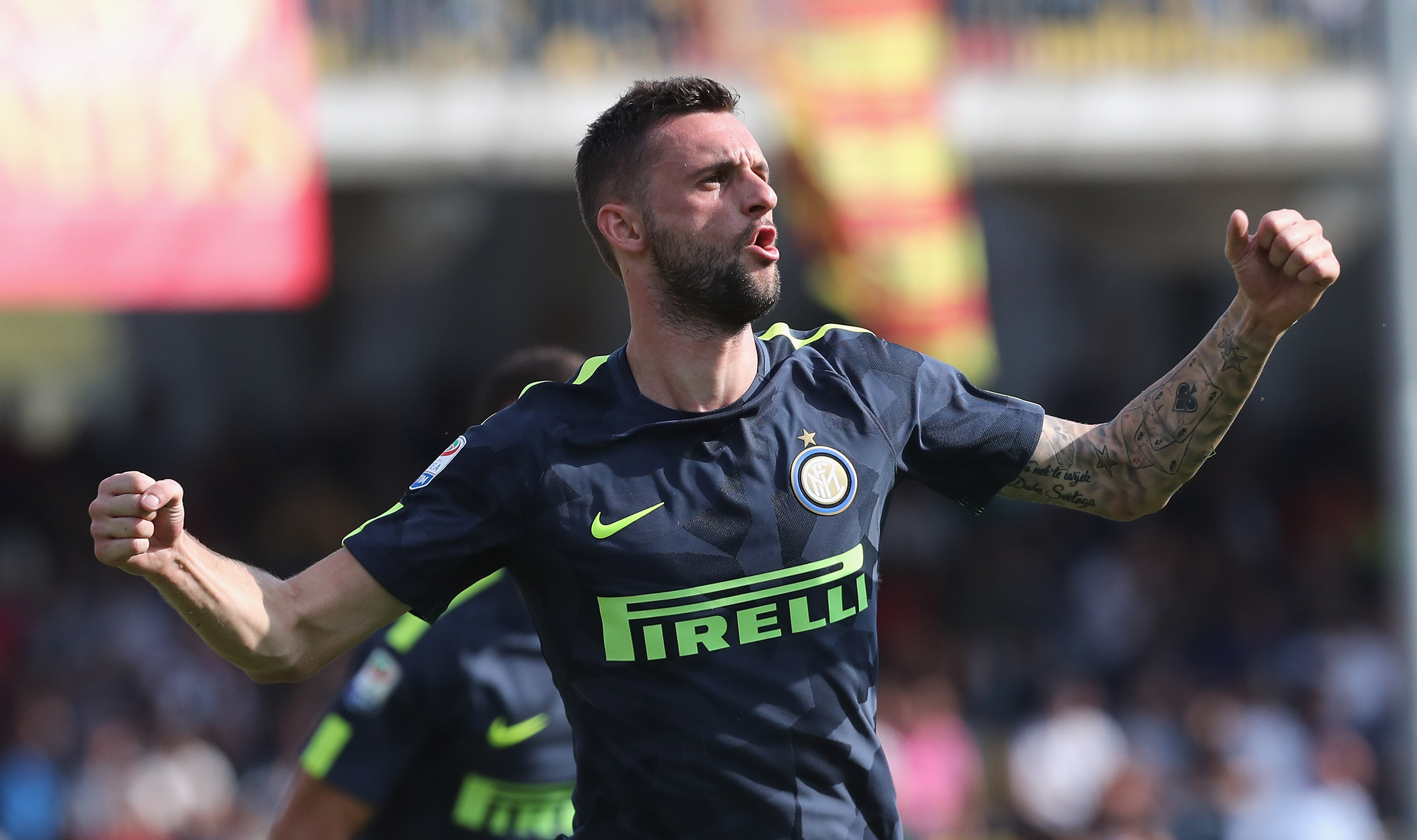 BENEVENTO, ITALY - OCTOBER 01:  Marcelo Brozovic of Inter celebrates after scoring his team's second goal during the Serie A match between Benevento Calcio and FC Internazionale at Stadio Ciro Vigorito on October 1, 2017 in Benevento, Italy.  (Photo by Maurizio Lagana/Getty Images)