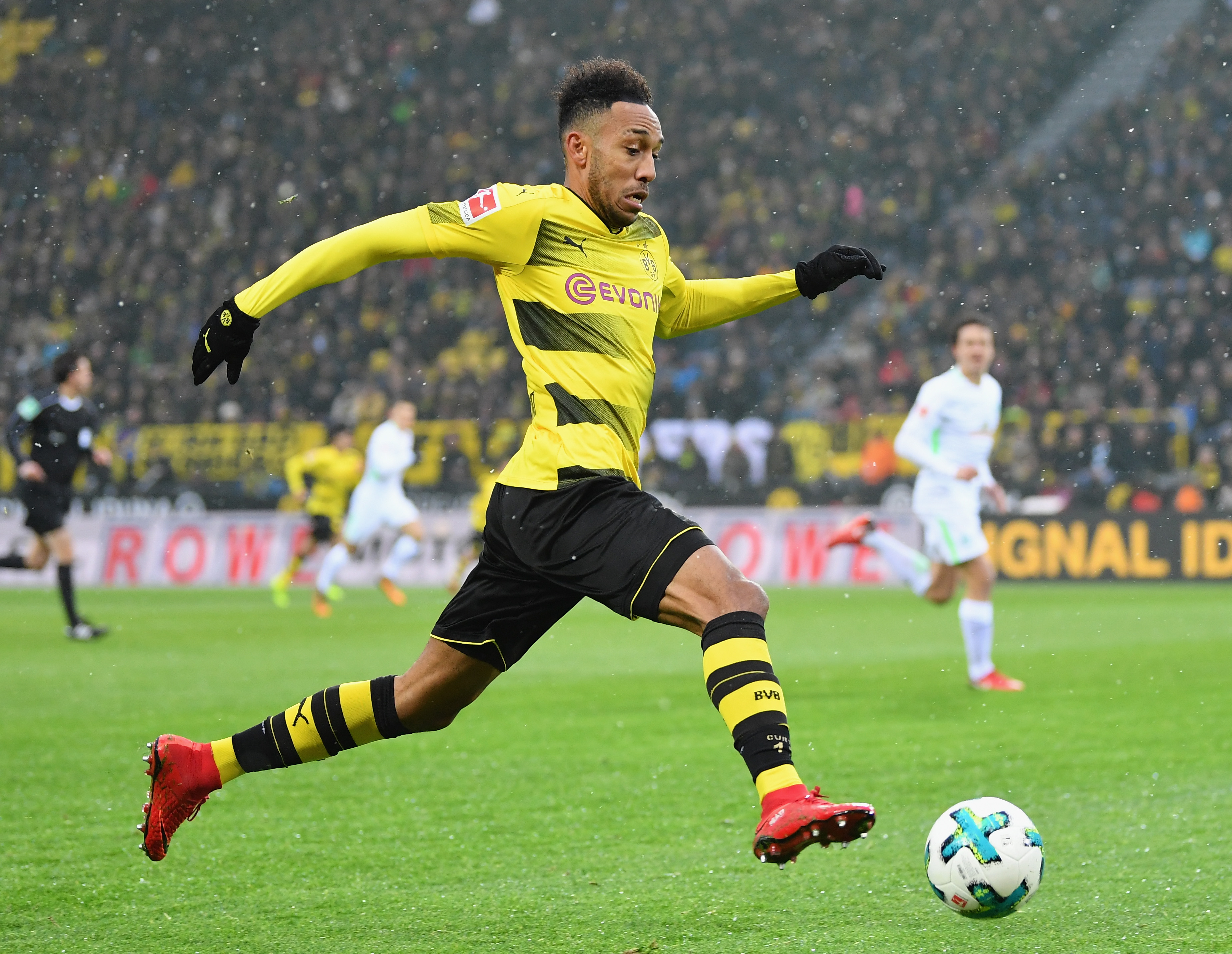 DORTMUND, GERMANY - DECEMBER 09:  Pierre-Emerick Aubameyang of Dortmund  in action during the Bundesliga match between Borussia Dortmund and SV Werder Bremen at Signal Iduna Park on December 9, 2017 in Dortmund, Germany.  (Photo by Stuart Franklin/Bongarts/Getty Images )