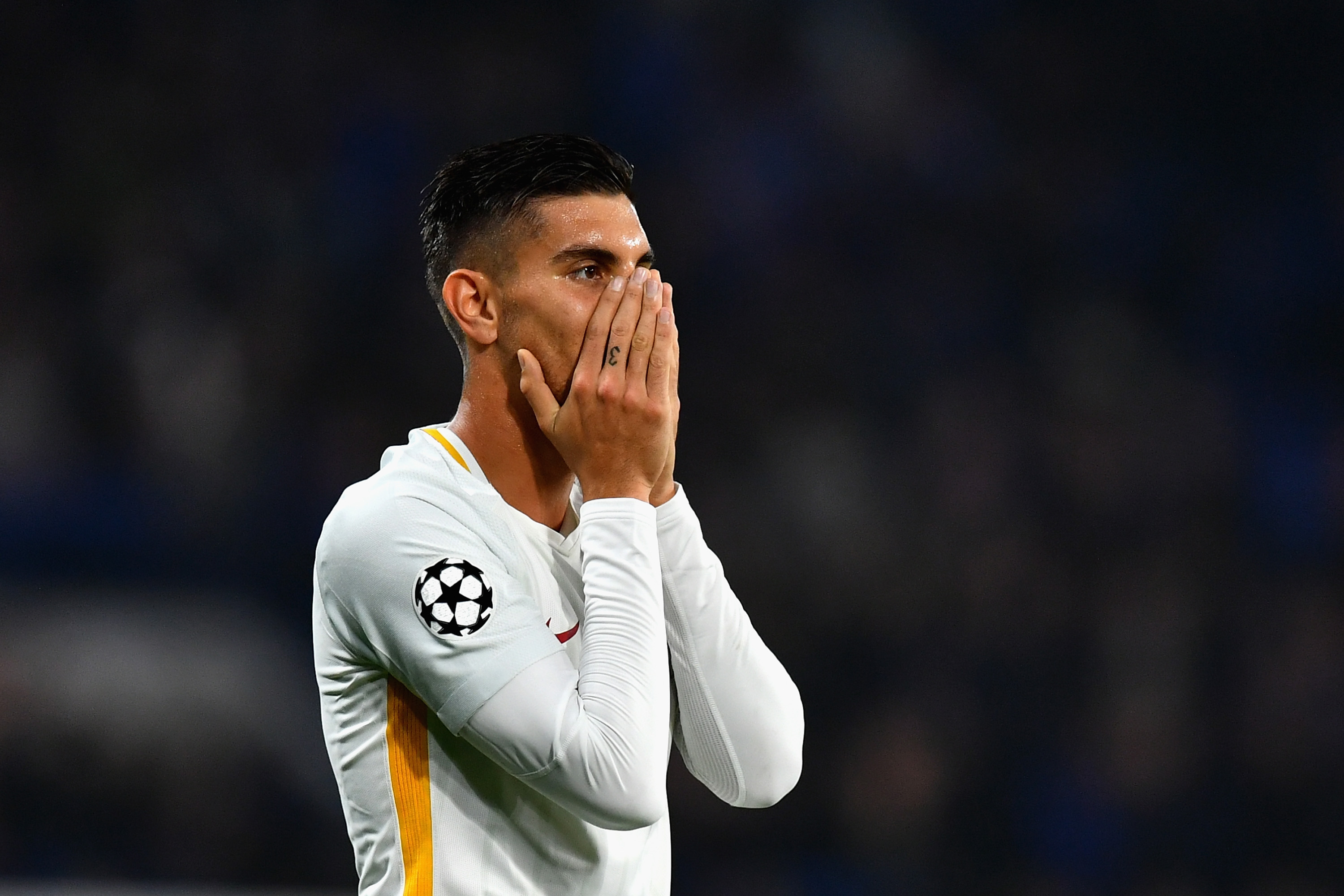 LONDON, ENGLAND - OCTOBER 18:  Lorenzo Pellegrini of AS Roma reacts after the full time whistle during the UEFA Champions League group C match between Chelsea FC and AS Roma at Stamford Bridge on October 18, 2017 in London, United Kingdom.  (Photo by Dan Mullan/Getty Images)
