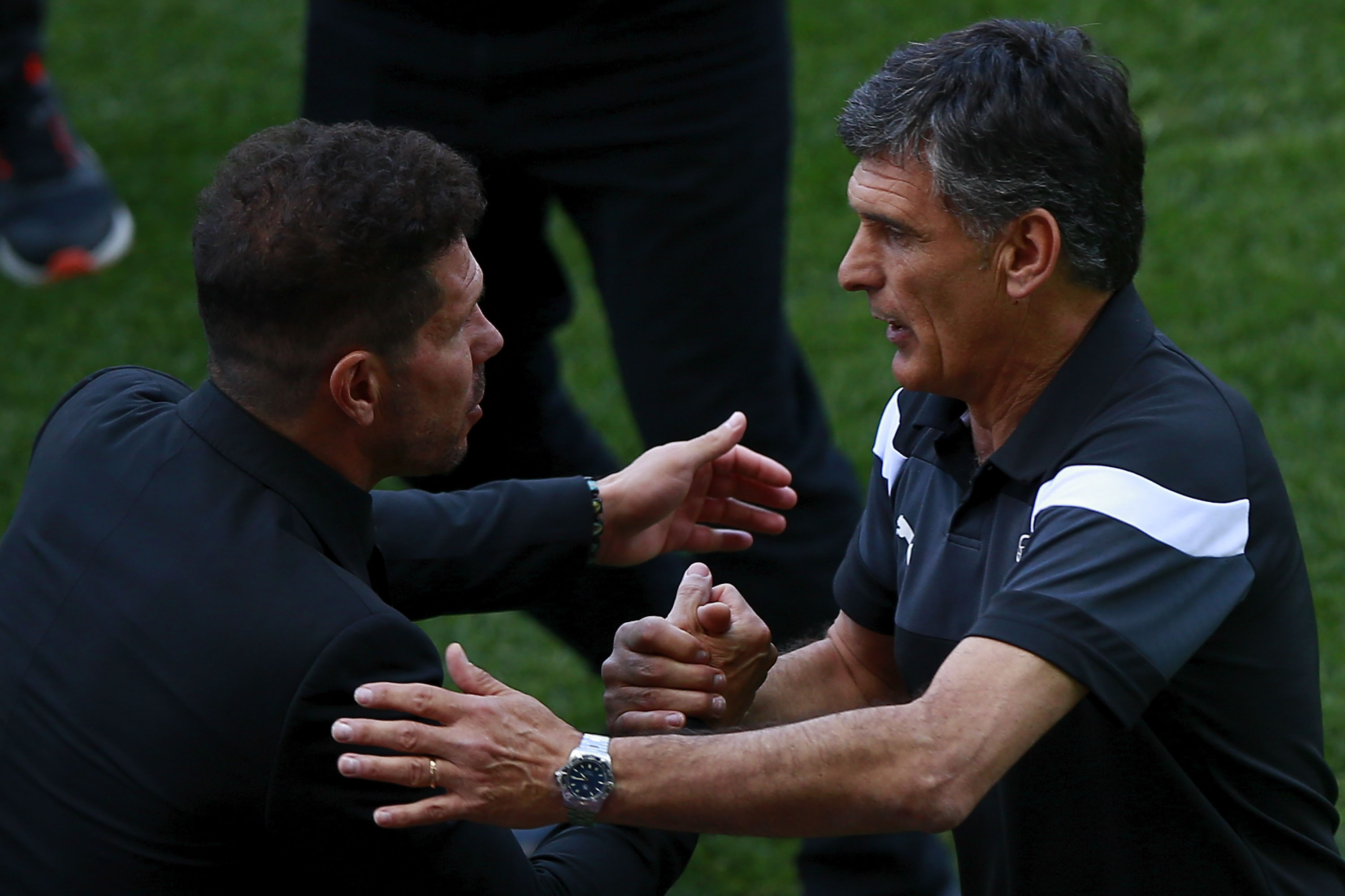 MADRID, SPAIN - MAY 06:  Head coach Diego Pablo Simeone (L) of Atletico de Madrid shakes hands with coach Jose Luis Mendilibar (R) of SD Eibar prior to start the La Liga match between Club Atletico de Madrid and SD Eibar at Estadio Vicente Calderon on May 6, 2017 in Madrid, Spain.  (Photo by Gonzalo Arroyo Moreno/Getty Images)