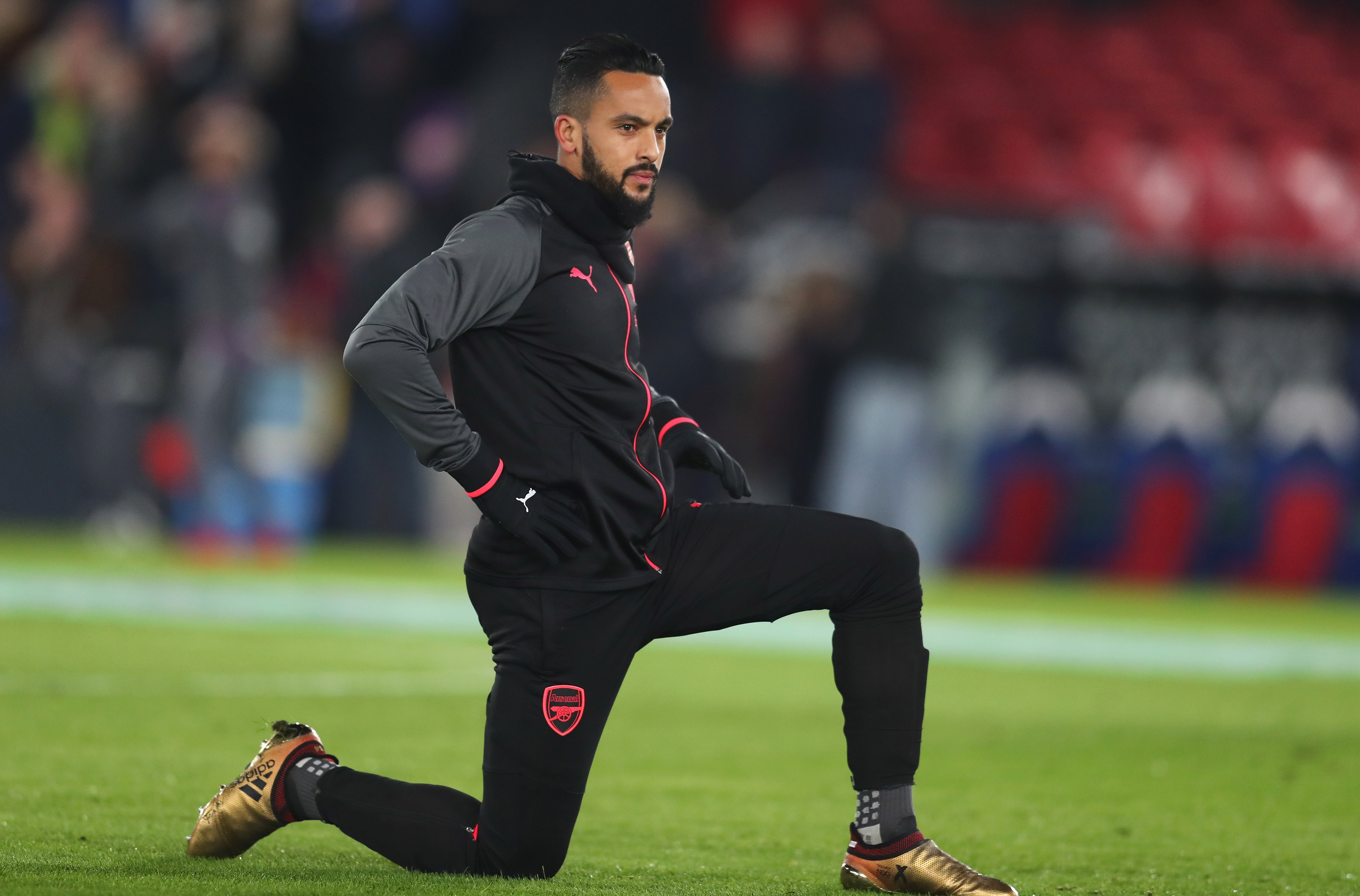 LONDON, ENGLAND - DECEMBER 28:  Theo Walcott of Arsenal warms up prior to the Premier League match between Crystal Palace and Arsenal at Selhurst Park on December 28, 2017 in London, England.  (Photo by Catherine Ivill/Getty Images)