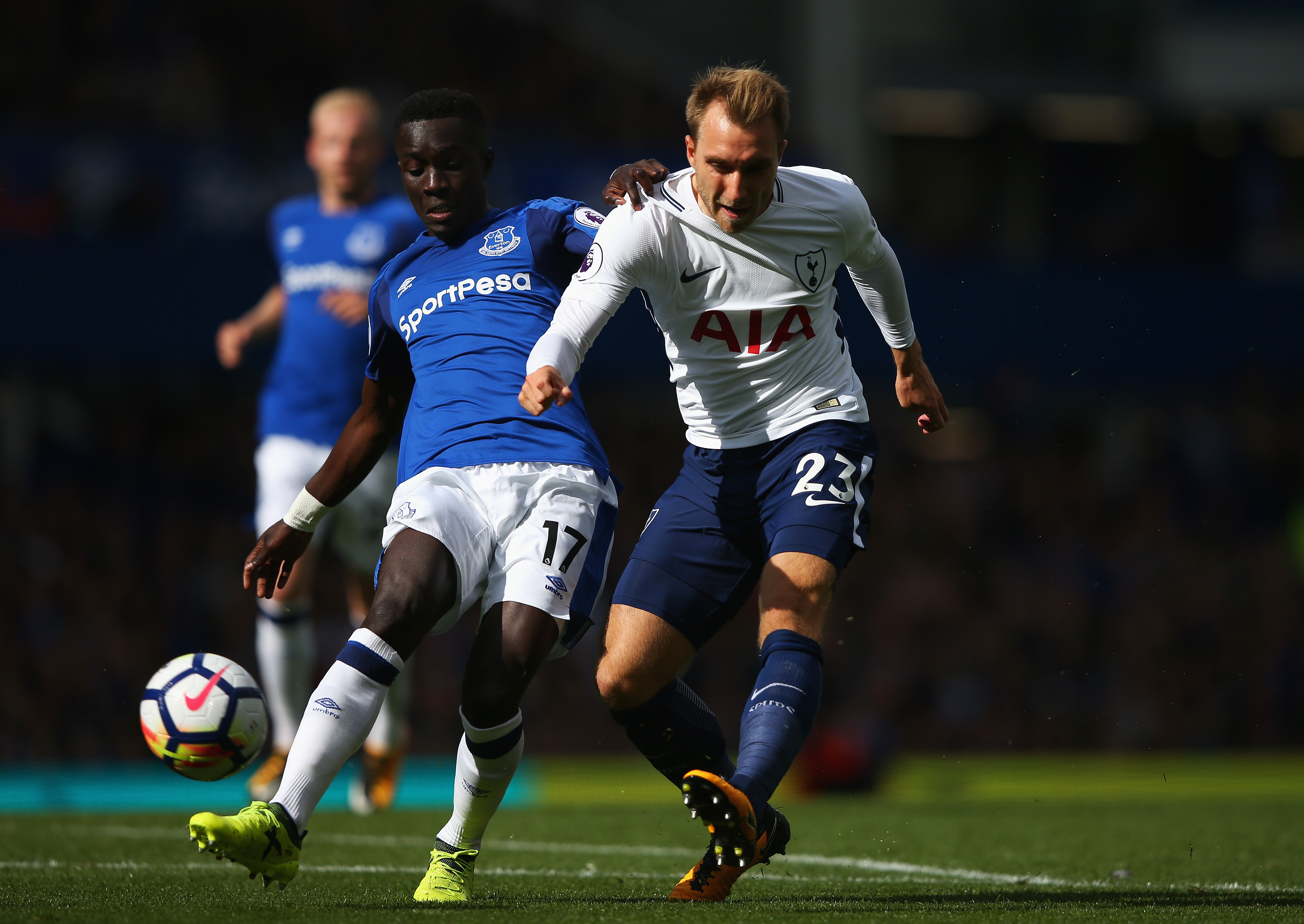 LIVERPOOL, ENGLAND - SEPTEMBER 09:  Christian Eriksen of Tottenham Hotspur shoots while under pressure from Idrissa Gueye of Everton during the Premier League match between Everton and Tottenham Hotspur at Goodison Park on September 9, 2017 in Liverpool, England.  (Photo by Alex Livesey/Getty Images)