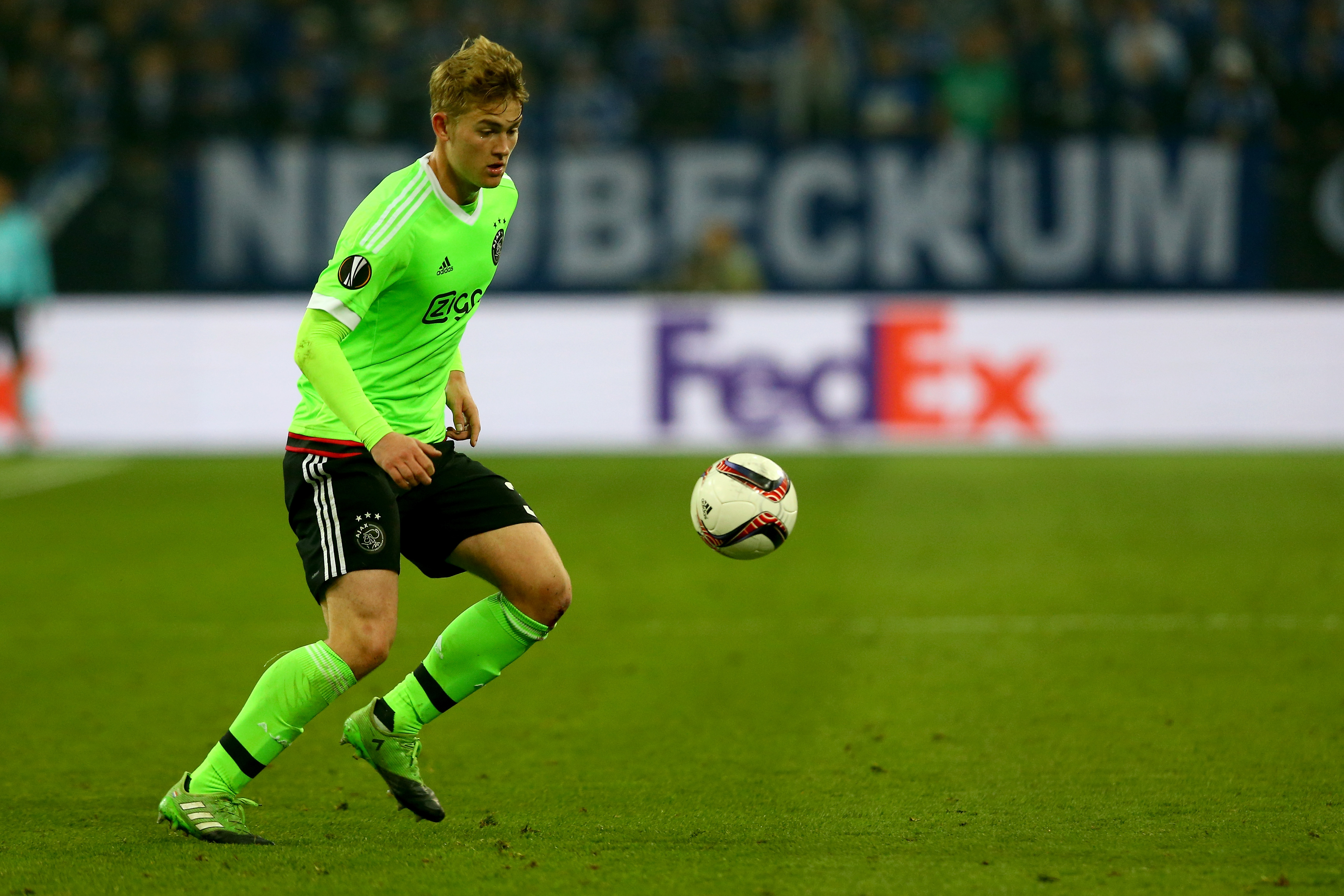 GELSENKIRCHEN, GERMANY - APRIL 20:  Matthijs de Ligt of Amsterdam runs with the ball during the UEFA Europa League quarter final second leg match between FC Schalke 04 and Ajax Amsterdam at Veltins-Arena on April 20, 2017 in Gelsenkirchen, Germany.  (Photo by Christof Koepsel/Bongarts/Getty Images)