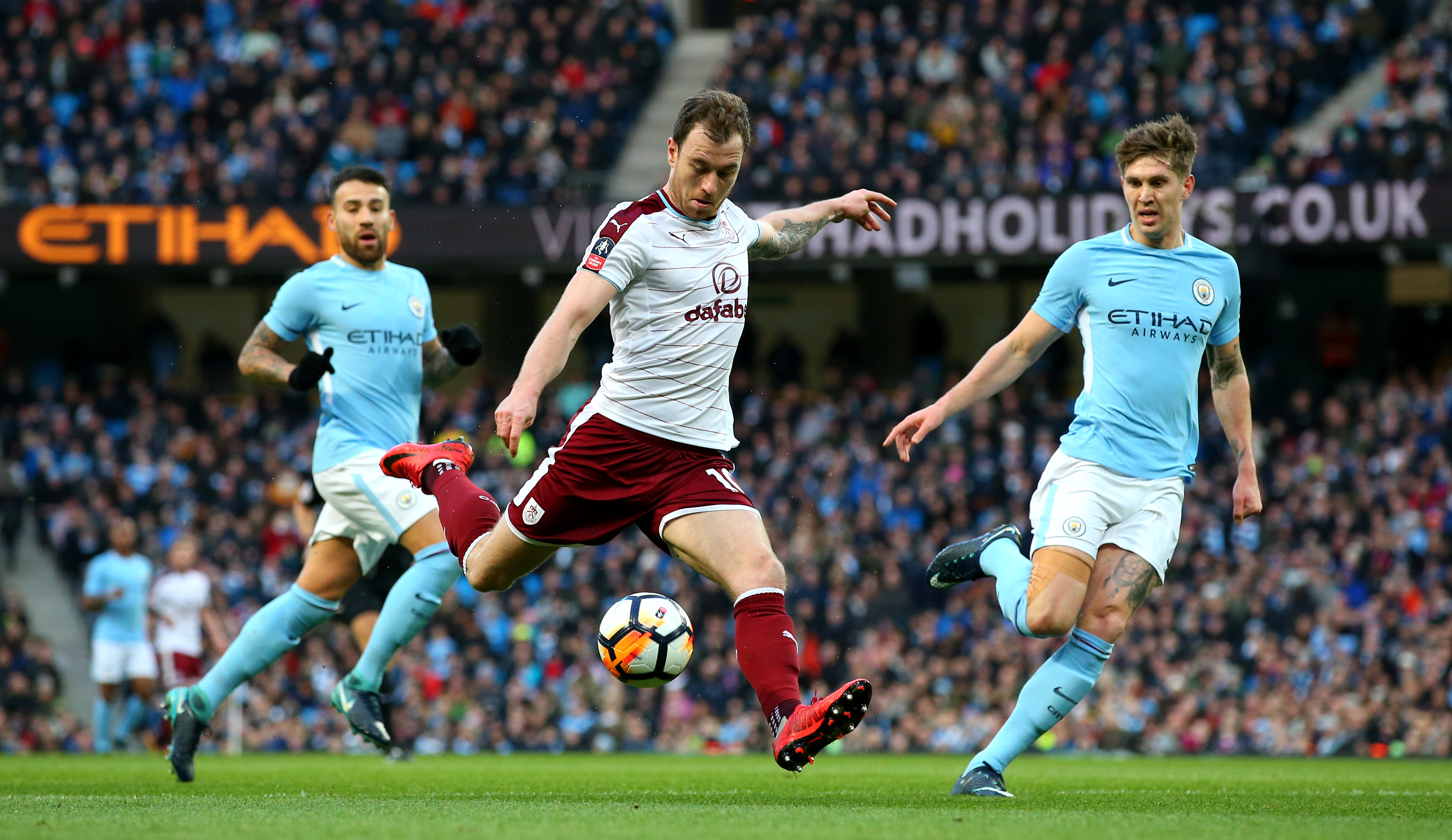 MANCHESTER, ENGLAND - JANUARY 06:  Ashley Barnes of Burnley scores the first goal during the The Emirates FA Cup Third Round match between Manchester City and Burnley at Etihad Stadium on January 6, 2018 in Manchester, England.  (Photo by Alex Livesey/Getty Images)