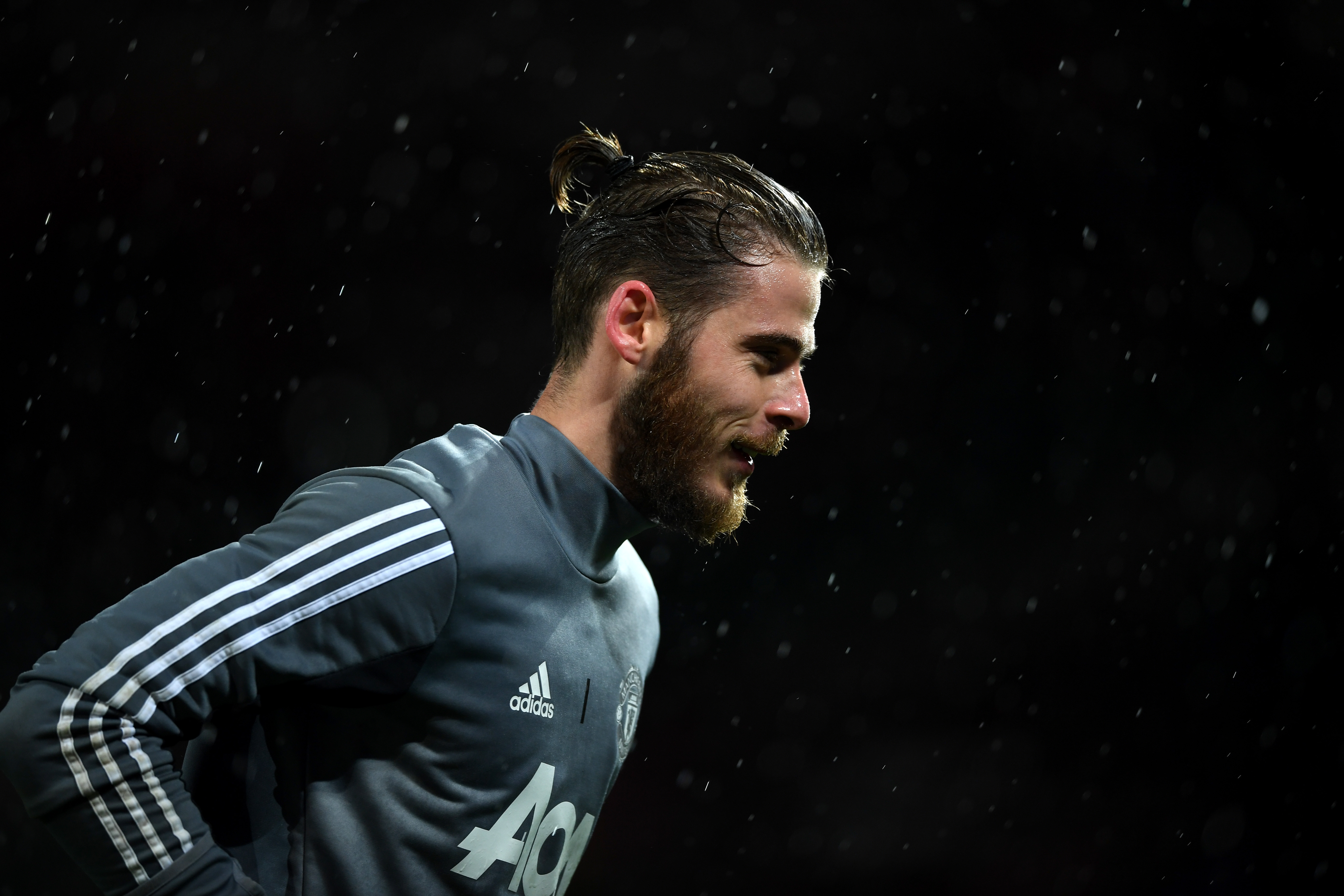 MANCHESTER, ENGLAND - DECEMBER 13: David De Gea of Manchester United warms up prior to the Premier League match between Manchester United and AFC Bournemouth at Old Trafford on December 13, 2017 in Manchester, England.  (Photo by Gareth Copley/Getty Images)