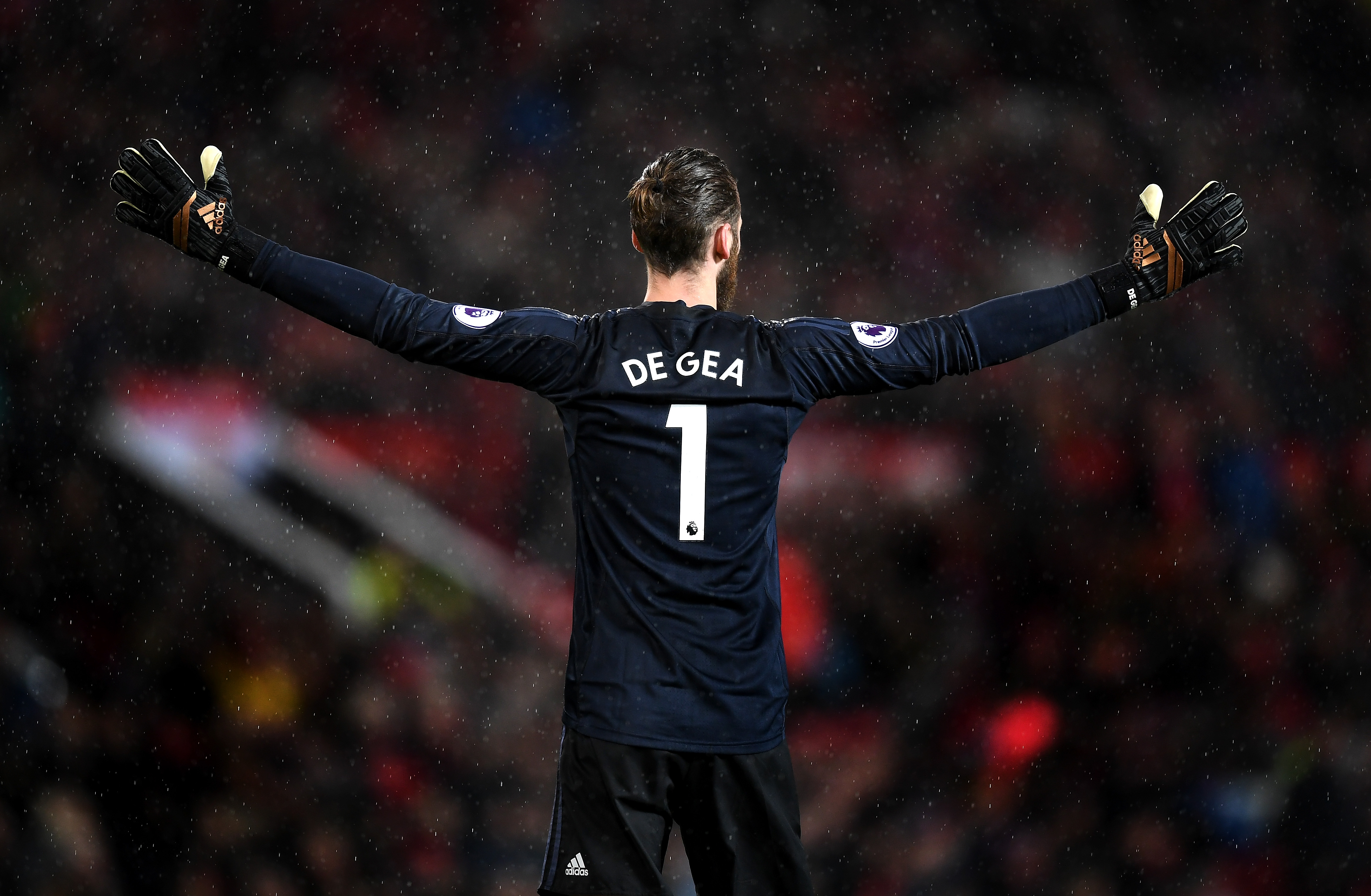 MANCHESTER, ENGLAND - JANUARY 15: David De Gea of Manchester United reacts during the Premier League match between Manchester United and Stoke City at Old Trafford on January 15, 2018 in Manchester, England.  (Photo by Michael Regan/Getty Images)