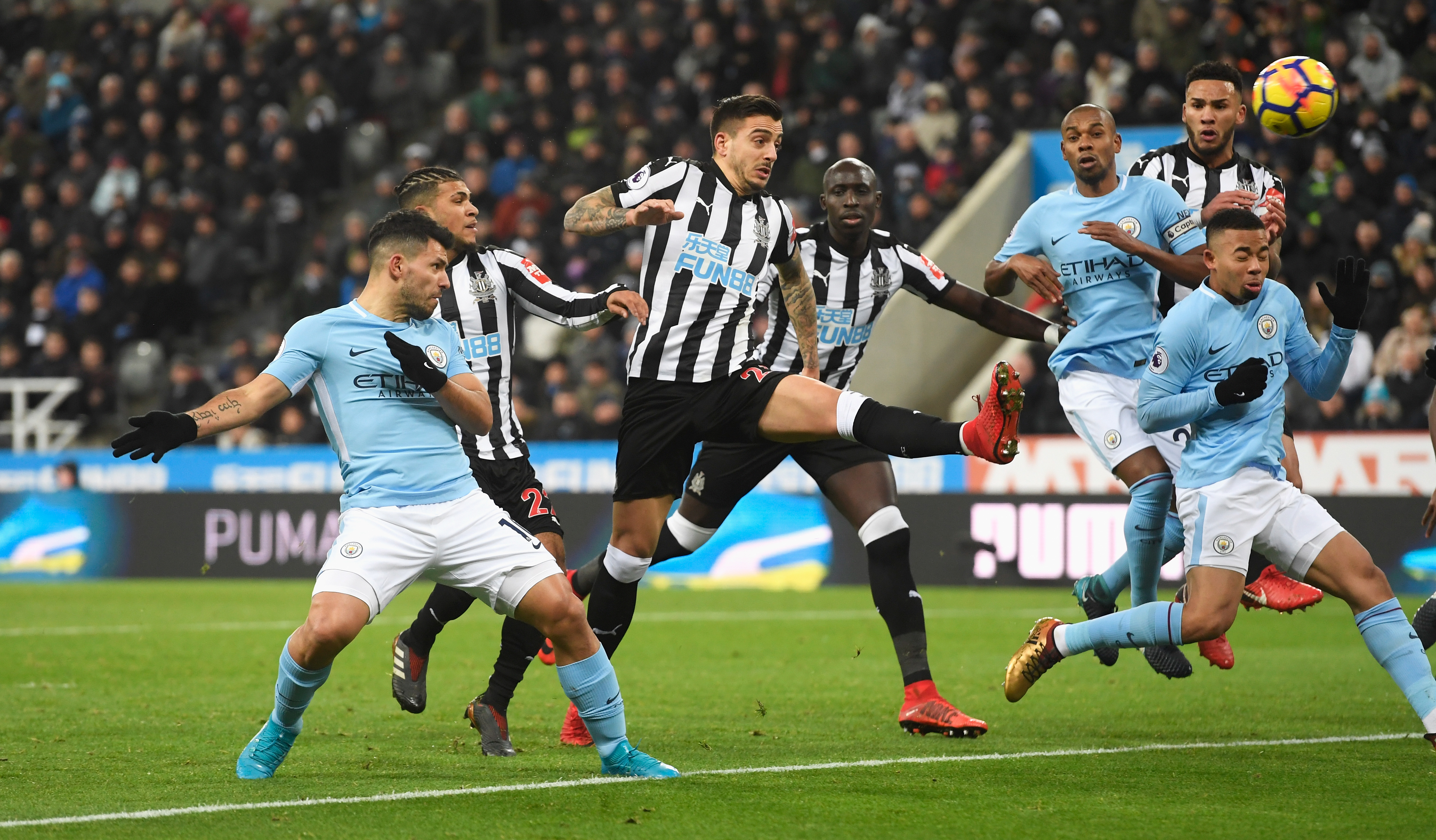 NEWCASTLE UPON TYNE, ENGLAND - DECEMBER 27:  Sergio Aguero of Manchester City heads wide during the Premier League match between Newcastle United and Manchester City at St. James' Park on December 27, 2017 in Newcastle upon Tyne, England.  (Photo by Stu Forster/Getty Images)