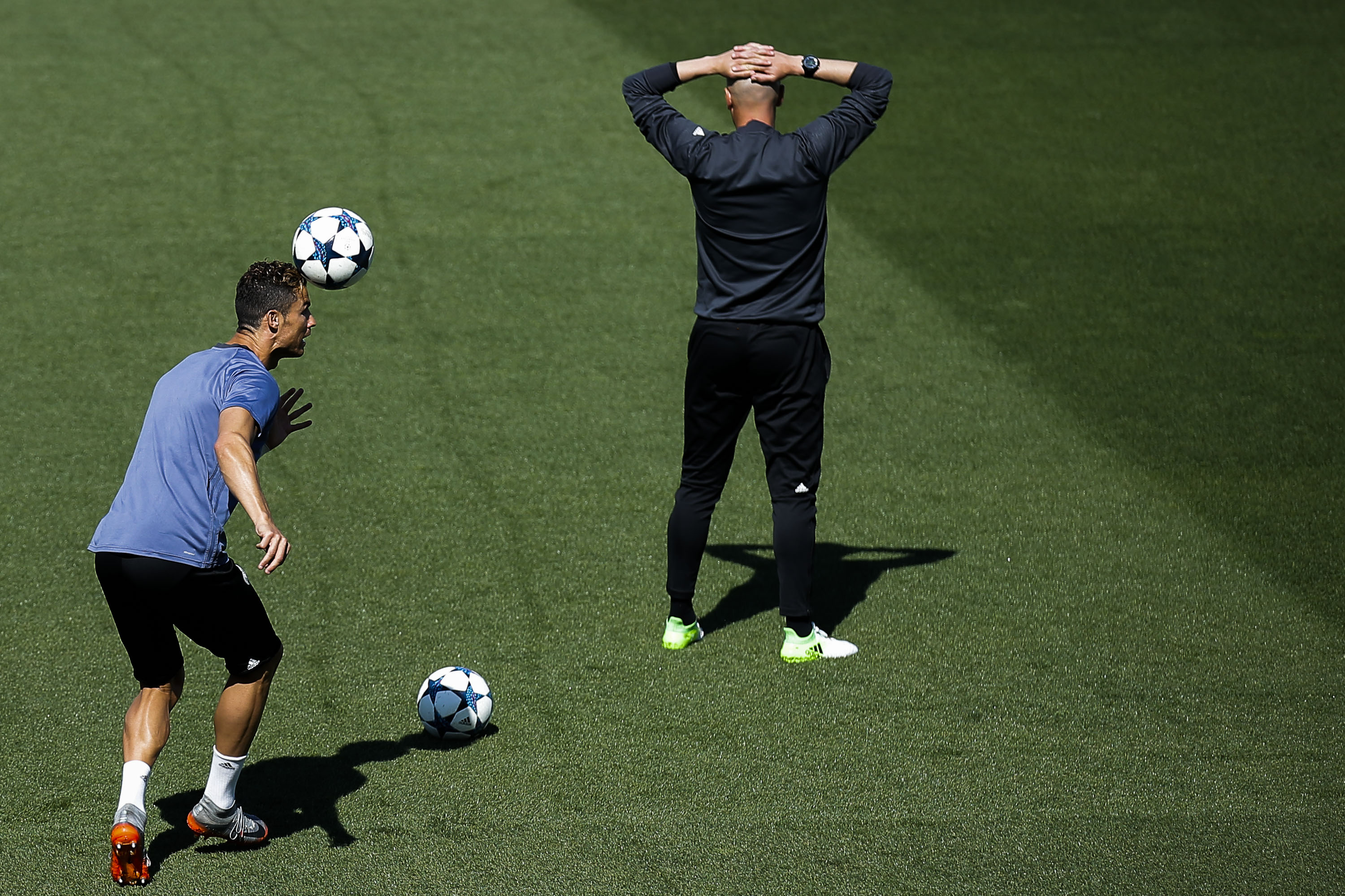 MADRID, SPAIN - MAY 09:  Cristiano Ronaldo (L) of Real Madrid CF excersisesahead his coach Zinedine Zidane (R) during a training session ahead of the UEFA Champions League Semifinal Second leg match between Club Atletico de Madrid and Real Madrid CF at Valdebebas training ground on May 9, 2017 in Madrid, Spain.  (Photo by Gonzalo Arroyo Moreno/Getty Images,)