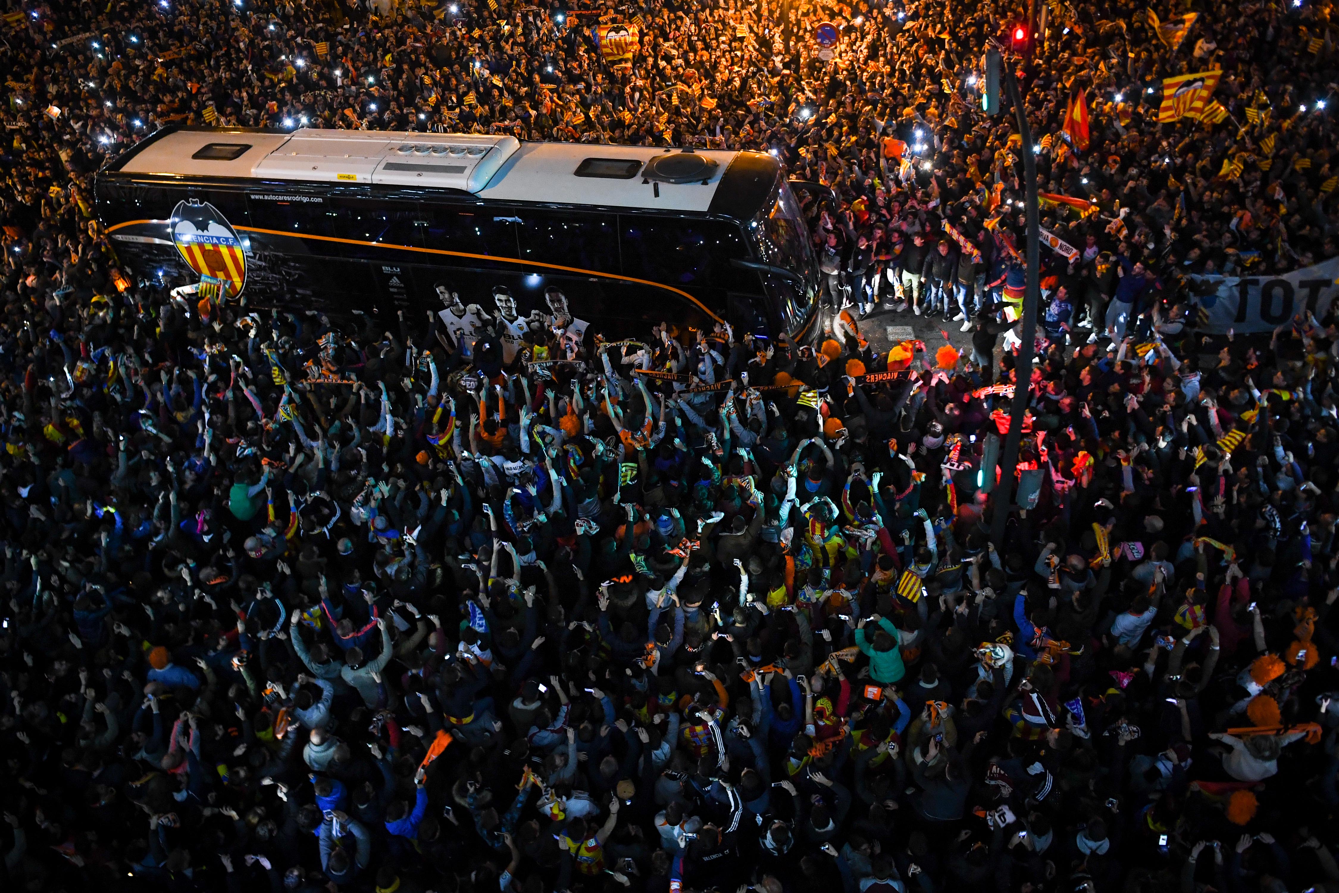 VALENCIA, SPAIN - NOVEMBER 26: Valencia CF supporters cheer on as the bus team arrives at the stadium during the La Liga match between Valencia and Barcelona at Mestalla stadium on November 26, 2017 in Valencia, Spain.  (Photo by David Ramos/Getty Images)