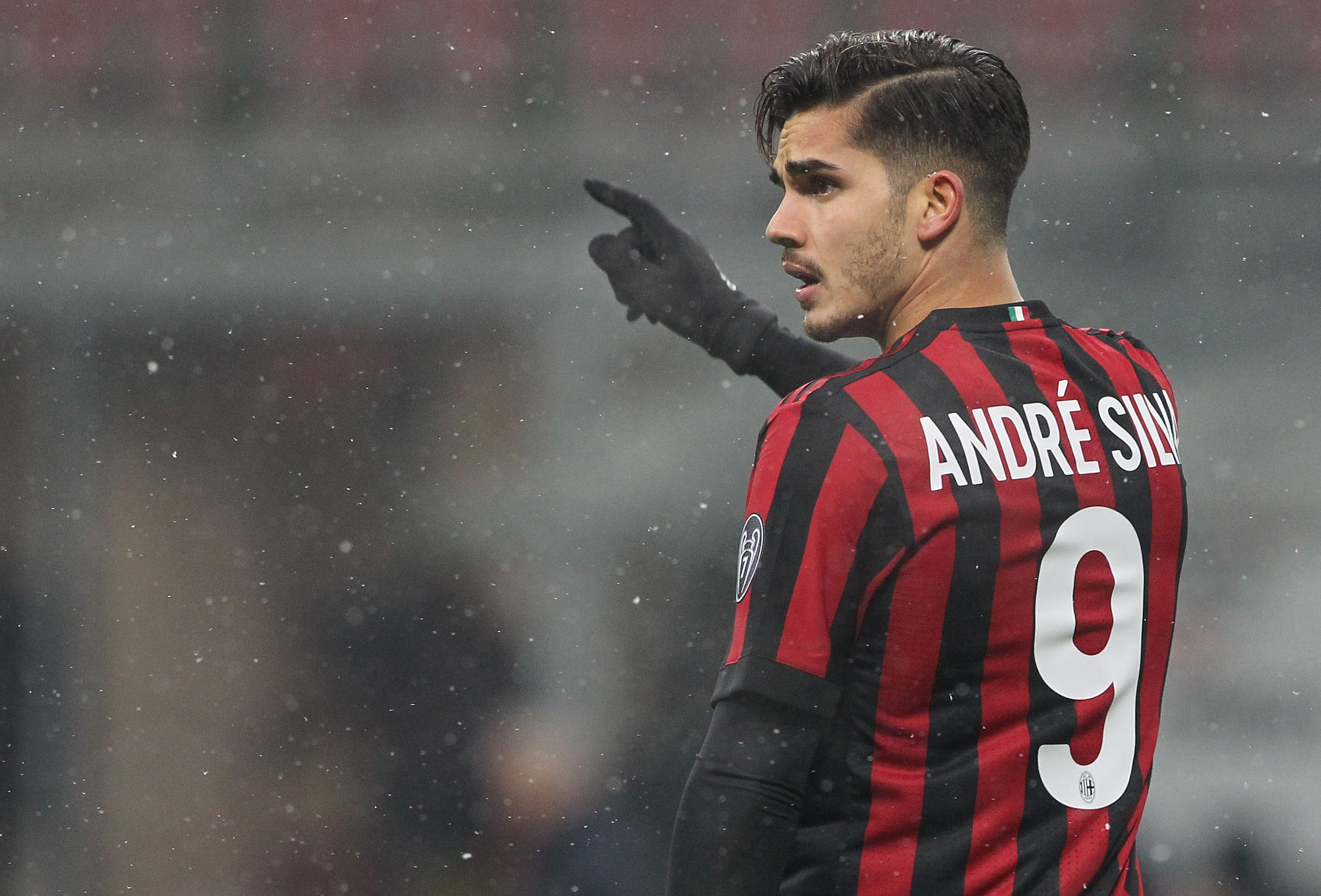 MILAN, ITALY - DECEMBER 10:  Andre Silva of AC Milan looks on during the Serie A match between AC Milan and Bologna FC at Stadio Giuseppe Meazza on December 10, 2017 in Milan, Italy.  (Photo by Marco Luzzani/Getty Images)