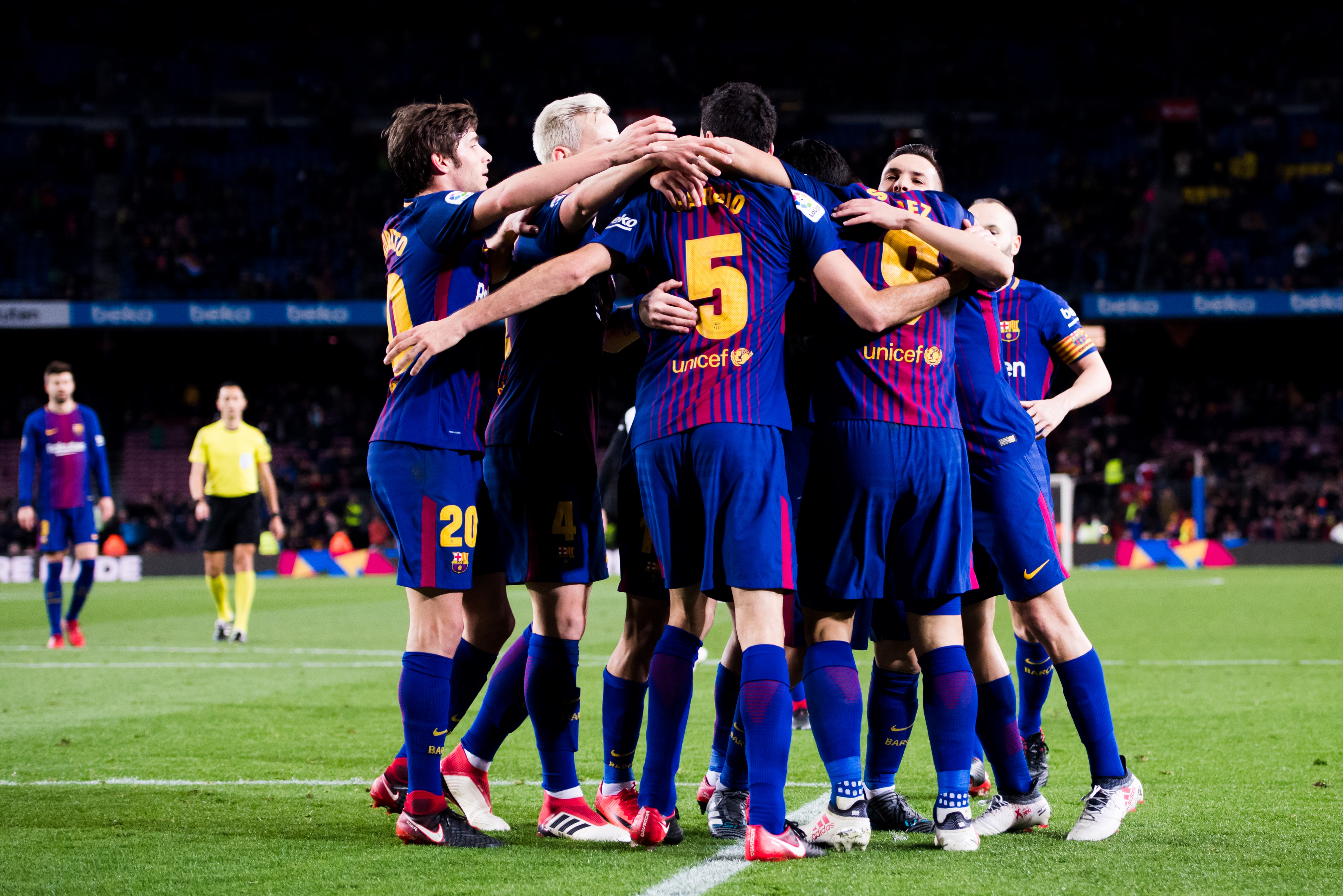 BARCELONA, SPAIN - FEBRUARY 01:  Luis Suarez of FC Barcelona celebrates with his teammates scoring the opening goal during the Copa del Rey semi-final first leg match between FC Barcelona and Valencia CF at Camp Nou on February 1, 2018 in Barcelona, Spain.  (Photo by Alex Caparros/Getty Images)