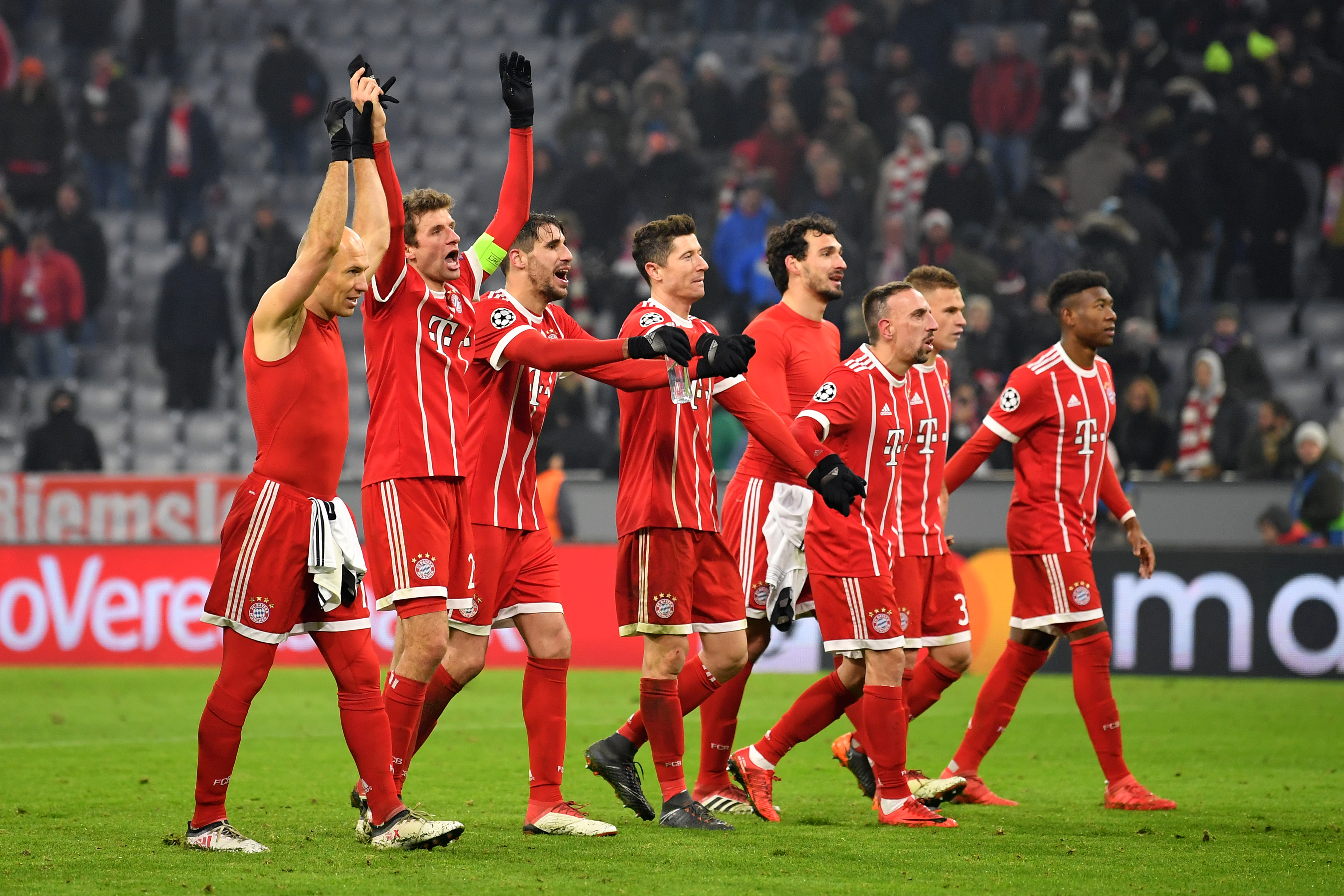 MUNICH, GERMANY - FEBRUARY 20:  The Bayern Muenchen players show their fans appreciation after the UEFA Champions League Round of 16 First Leg  match between Bayern Muenchen and Besiktas at Allianz Arena on February 20, 2018 in Munich, Germany.  (Photo by Sebastian Widmann/Bongarts/Getty Images)