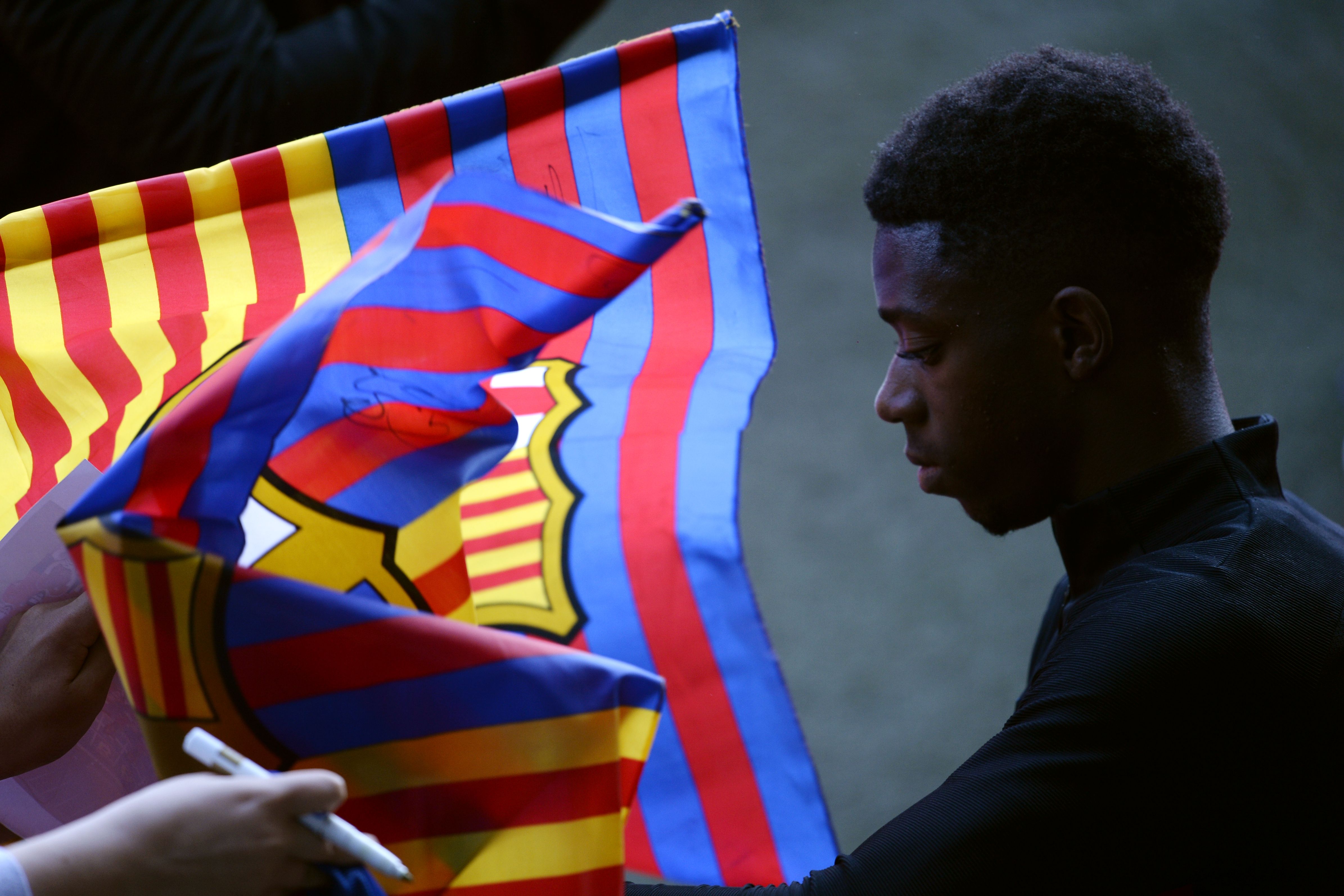 Barcelona's French forward Ousmane Dembele signs autographs for supporters at the end of a training session in Barcelona on January 5, 2018. / AFP PHOTO / Josep LAGO        (Photo credit should read JOSEP LAGO/AFP/Getty Images)