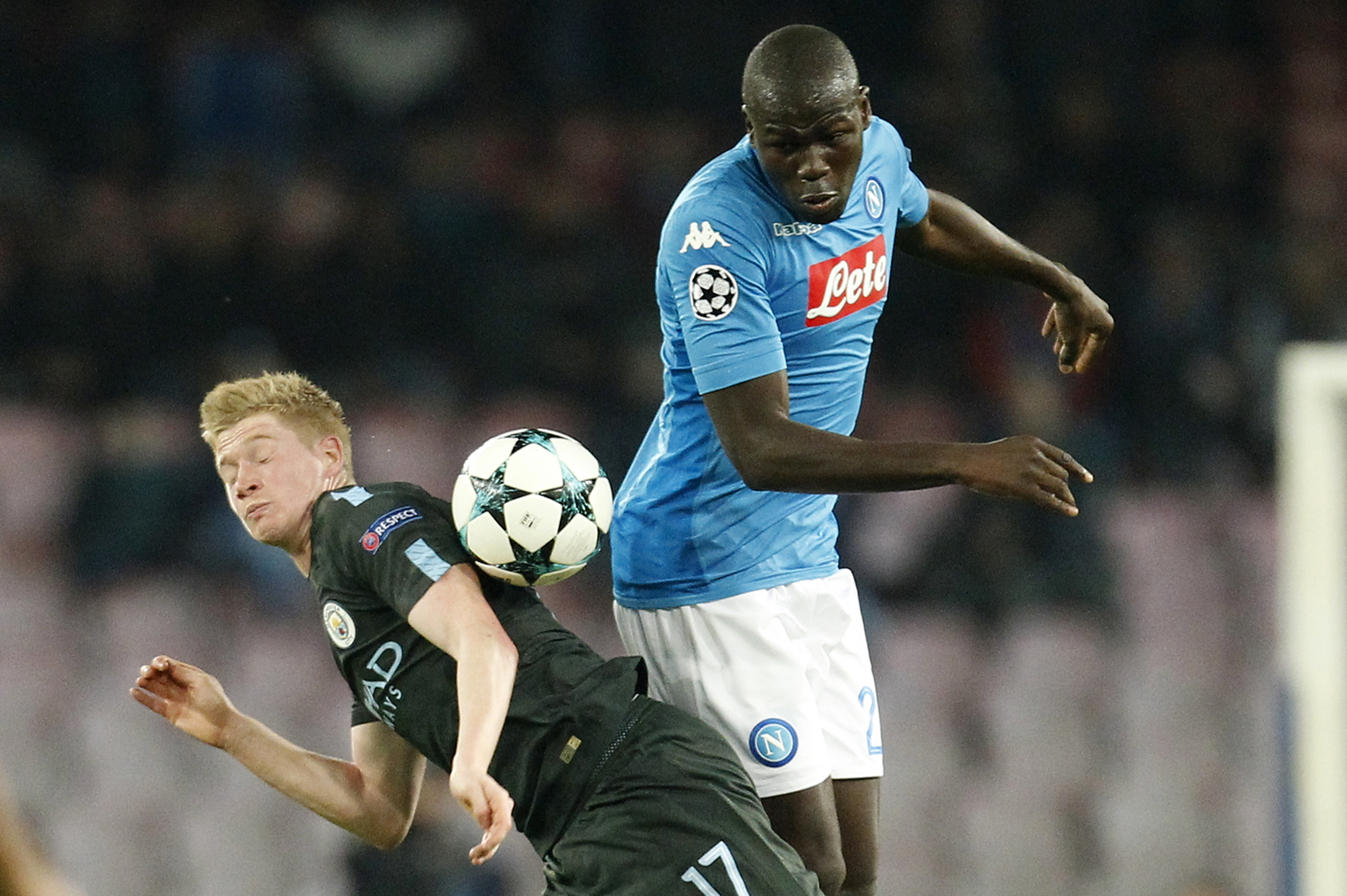 Manchester City's Belgian midfielder Kevin De Bruyne (L) fights for the ball with Napoli's defender from France Kalidou Koulibaly  during the UEFA Champions League football match Napoli vs Manchester City on November 1, 2017 at the San Paolo stadium in Naples. Manchester City won 2-4. / AFP PHOTO / Carlo Hermann        (Photo credit should read CARLO HERMANN/AFP/Getty Images)