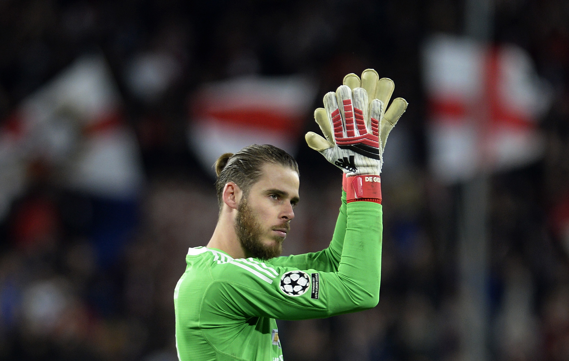 Manchester United's Spanish goalkeeper David de Gea applauds at the end of the UEFA Champions League round of 16 first leg football match Sevilla FC against Manchester United at the Ramon Sanchez Pizjuan stadium in Sevilla on February 21, 2018. / AFP PHOTO / Cristina Quicler        (Photo credit should read CRISTINA QUICLER/AFP/Getty Images)