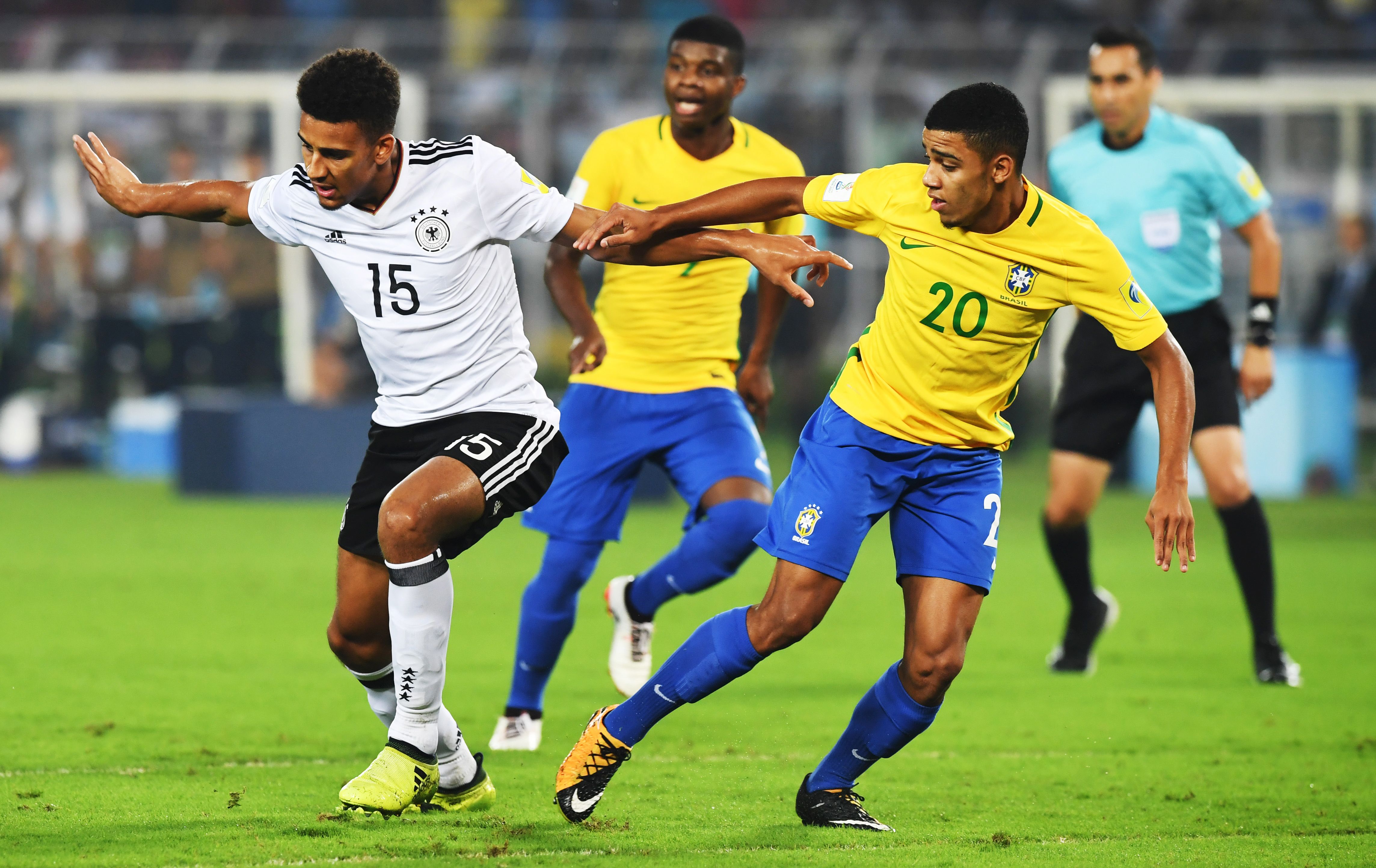 Josha Vagnoman (L) of Germany and Brenner of Brazil compete for the ball during the quarterfinal football match of the FIFA U-17 World Cup at the Vivekananda Yuba Bharati Krirangan stadium in Kolkata on October 22, 2017.
The FIFA U-17 Football World Cup is taking place in India from October 6 to 28. / AFP PHOTO / Dibyangshu SARKAR        (Photo credit should read DIBYANGSHU SARKAR/AFP/Getty Images)