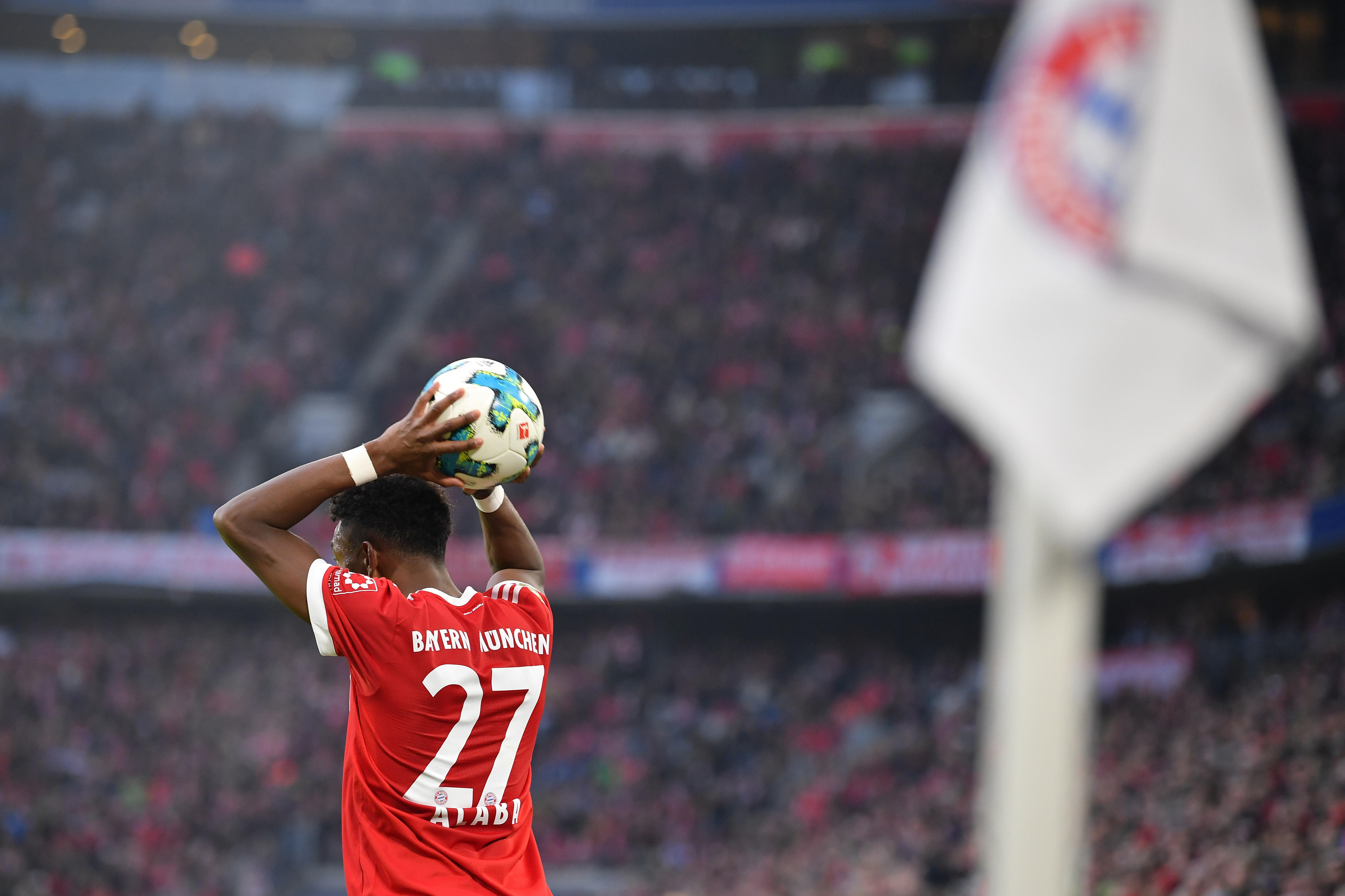 MUNICH, GERMANY - JANUARY 27: David Alaba of Muenchen prepares to throw the ball during the Bundesliga match between FC Bayern Muenchen and TSG 1899 Hoffenheim at Allianz Arena on January 27, 2018 in Munich, Germany. (Photo by Sebastian Widmann/Bongarts/Getty Images)