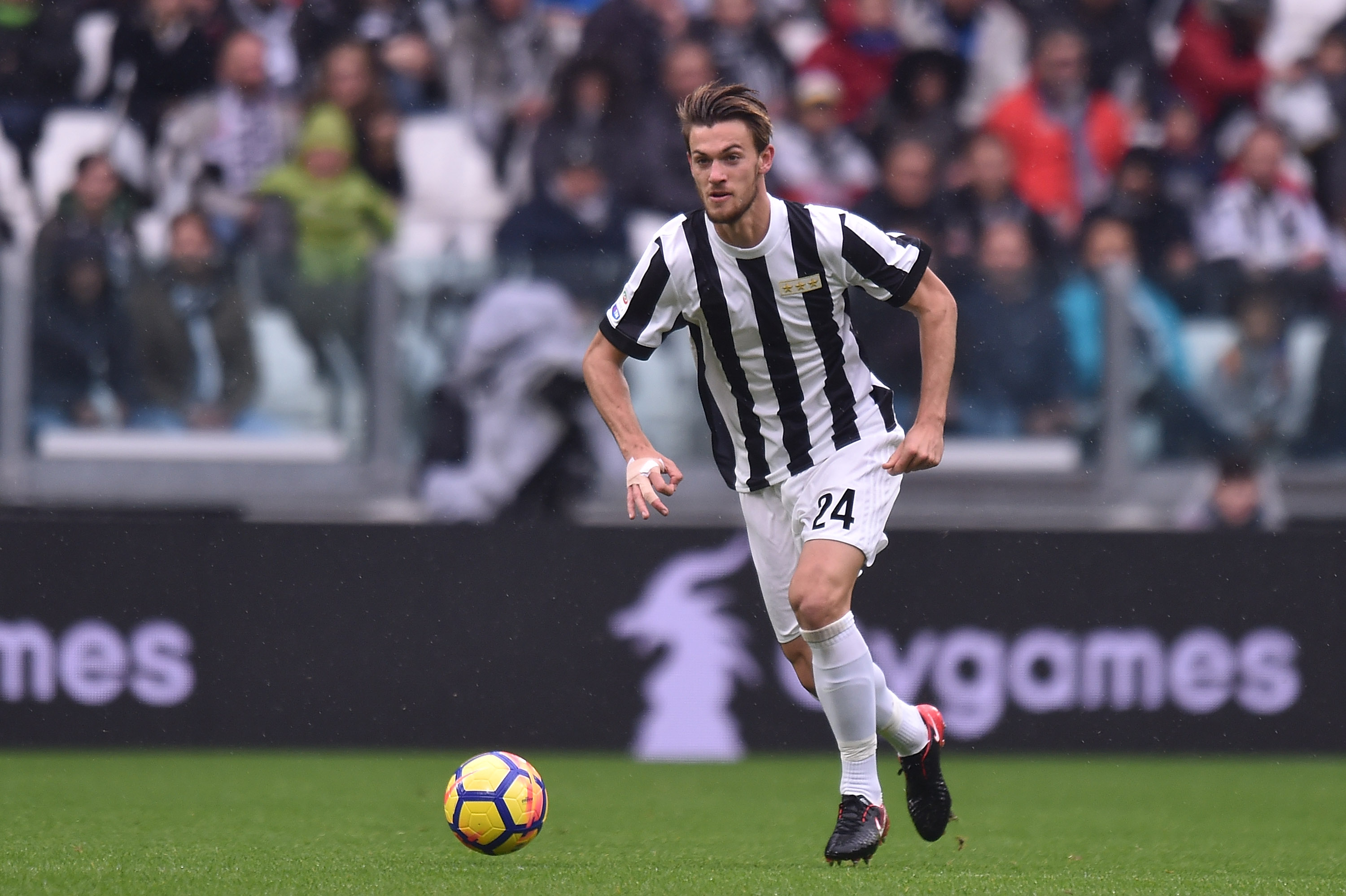 TURIN, ITALY - NOVEMBER 05:  Daniele Rugani of Juventus in action during the Serie A match between Juventus and Benevento Calcio on November 5, 2017 in Turin, Italy.  (Photo by Tullio M. Puglia/Getty Images)