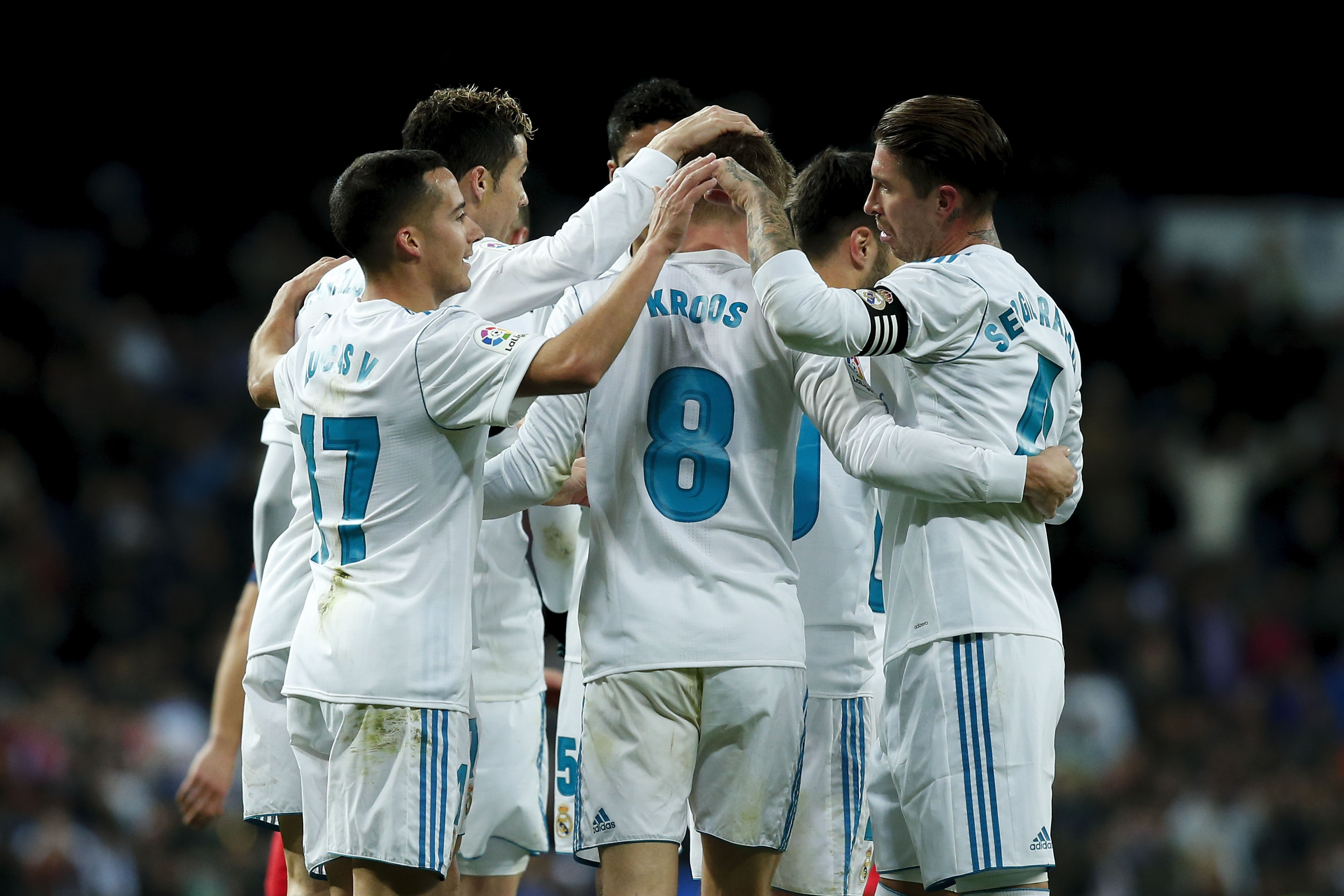 MADRID, SPAIN - JANUARY 28: Toni Kroos (2ndR) of Real Madrid CF celebrates scoring their third goal with teammates during the La Liga match between Club Atletico Madrid and UD Las Palmas at Estadio Wanda Metropolitano on January 28, 2018 in Madrid, Spain. (Photo by Gonzalo Arroyo Moreno/Getty Images)