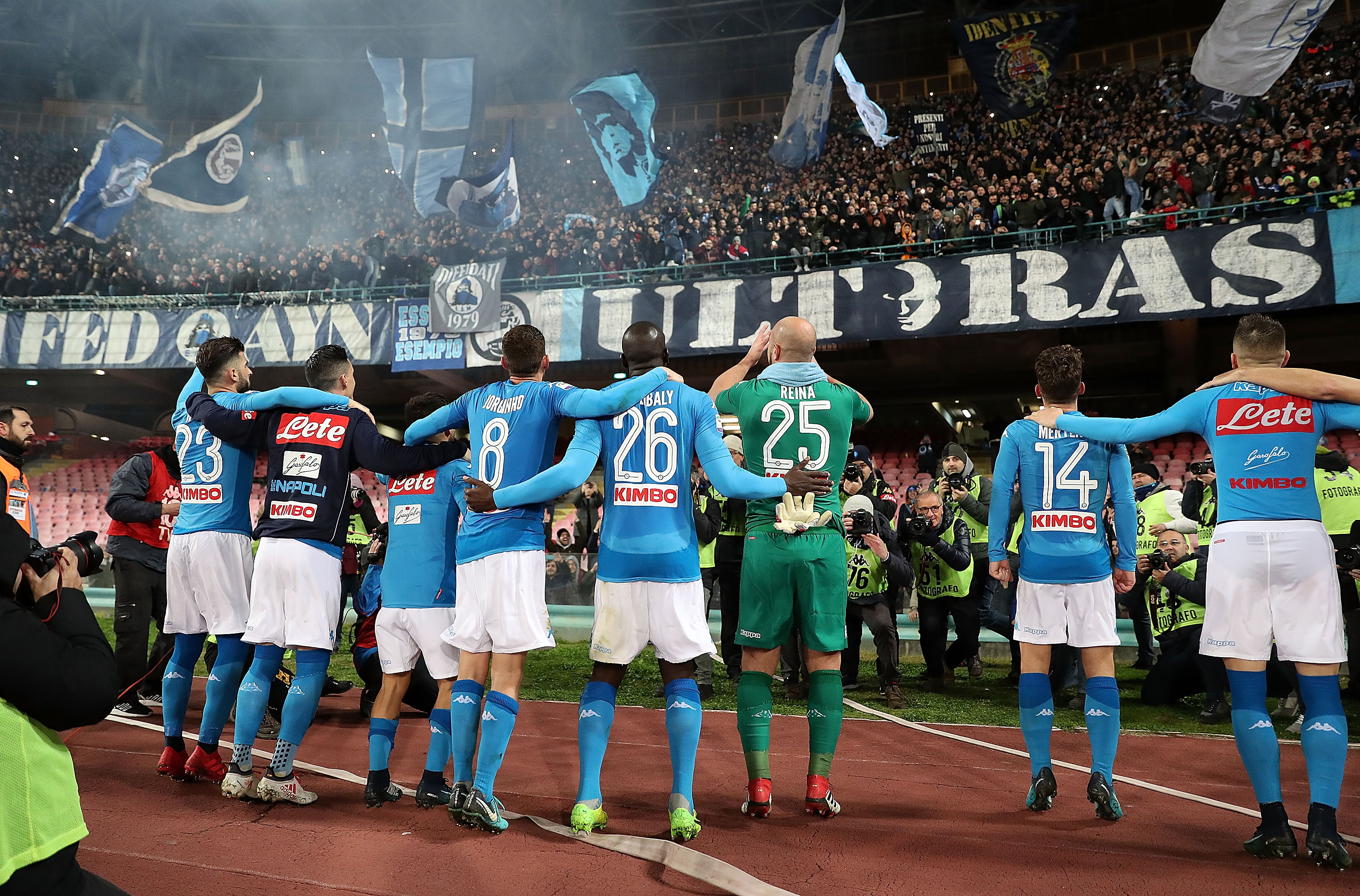 NAPLES, ITALY - FEBRUARY 10:  Players of SSC Napoli celebrate the victory after the serie A match between SSC Napoli and SS Lazio at Stadio San Paolo on February 10, 2018 in Naples, Italy.  (Photo by Francesco Pecoraro/Getty Images)