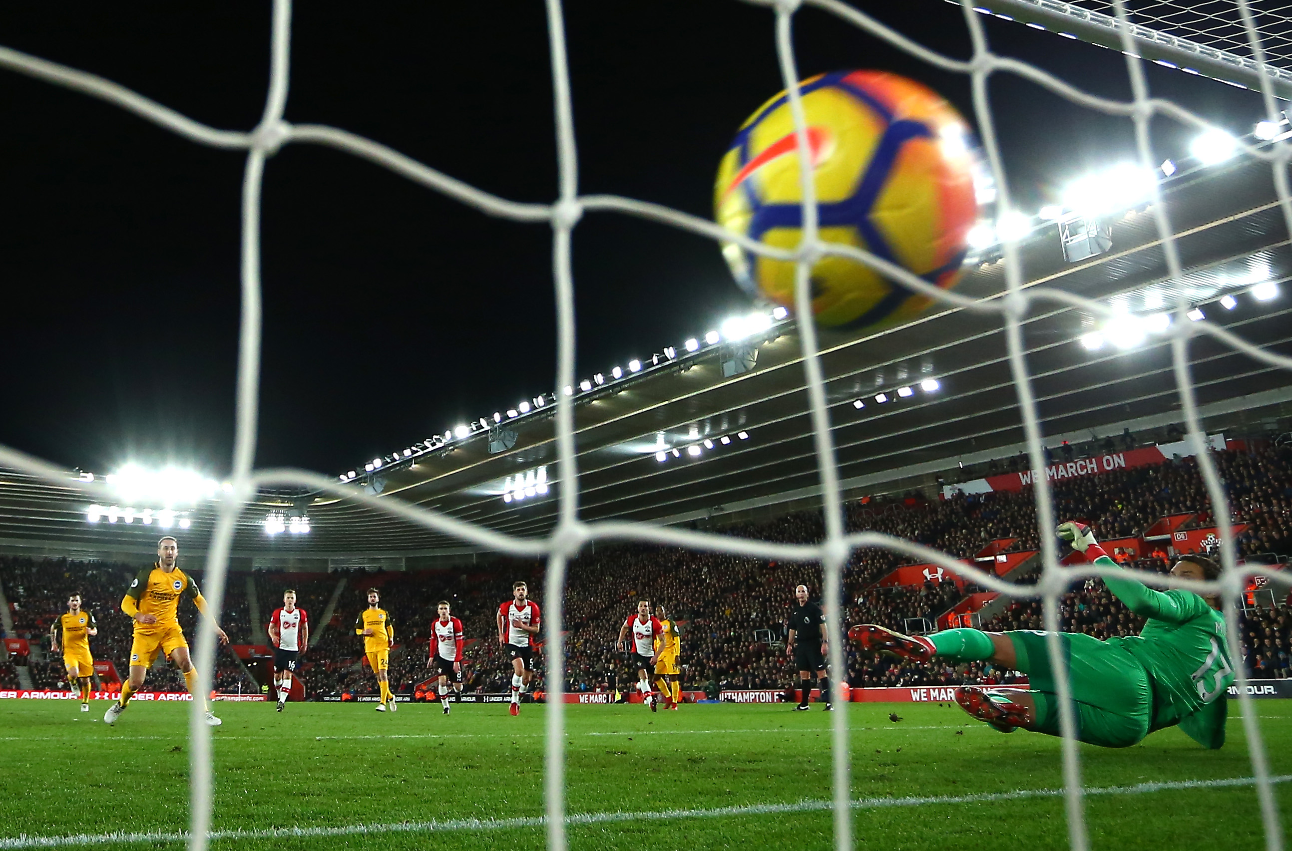 SOUTHAMPTON, ENGLAND - JANUARY 31: Glenn Murray of Brighton and Hove Albion scores his sides first goal from the penalty spot during the Premier League match between Southampton and Brighton and Hove Albion at St Mary's Stadium on January 31, 2018 in Southampton, England.  (Photo by Jordan Mansfield/Getty Images)