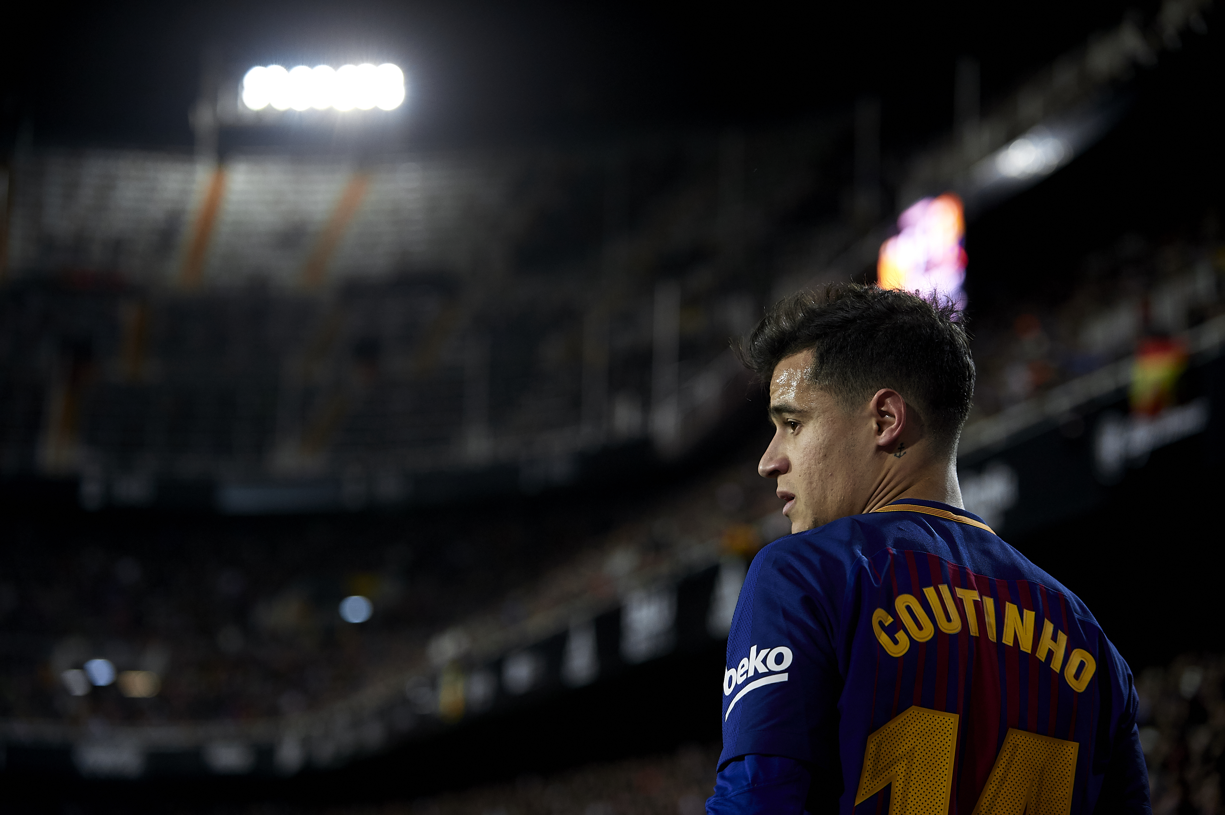 VALENCIA, SPAIN - FEBRUARY 08:  Philippe Coutinho of Barcelona looks on
during the Copa del Rey semi-final second leg match between Valencia and Barcelona on February 8, 2018 in Valencia, Spain.  (Photo by Manuel Queimadelos Alonso/Getty Images)