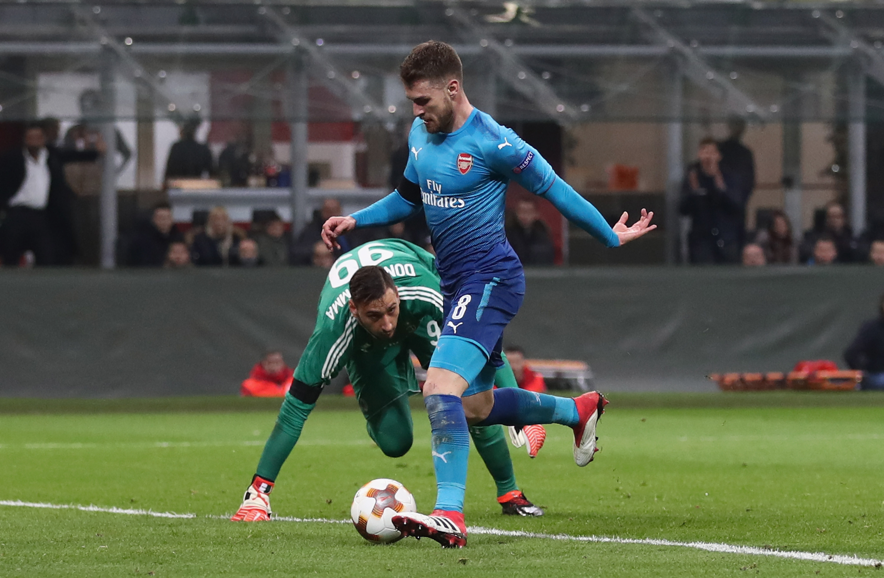 MILAN, ITALY - MARCH 08:  Aaron Ramsey of Arsenal rounds AC Milan goalkeeper Gianluigi Donnarumma to score during the UEFA Europa League Round of 16 match between AC Milan and Arsenal at the San Siro on March 8, 2018 in Milan, Italy.  (Photo by Catherine Ivill/Getty Images)