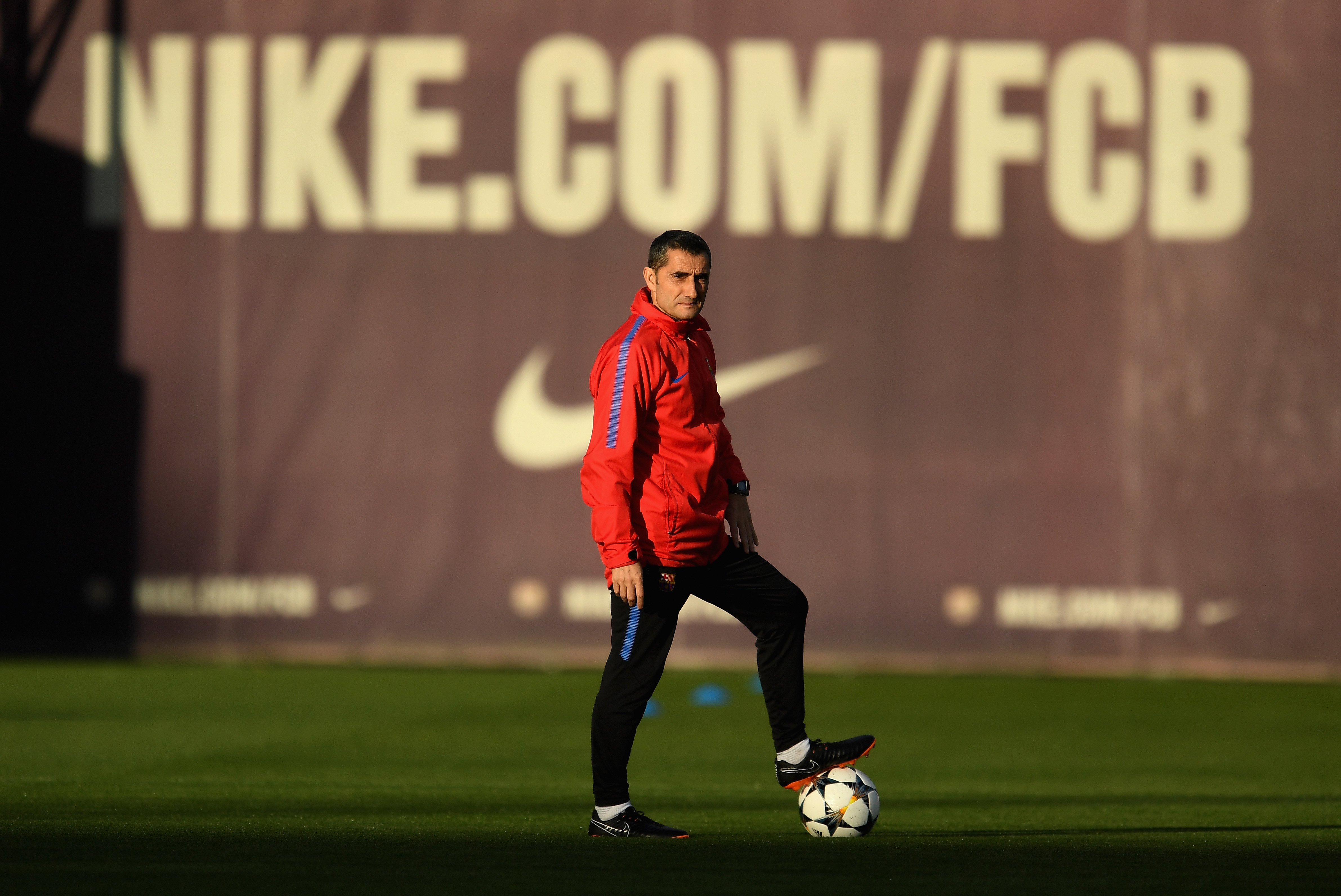 BARCELONA, SPAIN - MARCH 13:  Manager of Barcelona, Ernesto Valverde during a Barcelona during a Barcelona training session ahead of their UEFA Champions League Round of 16 match against Chelsea at Nou Camp on March 13, 2018 in Barcelona, Spain.  (Photo by David Ramos/Getty Images)