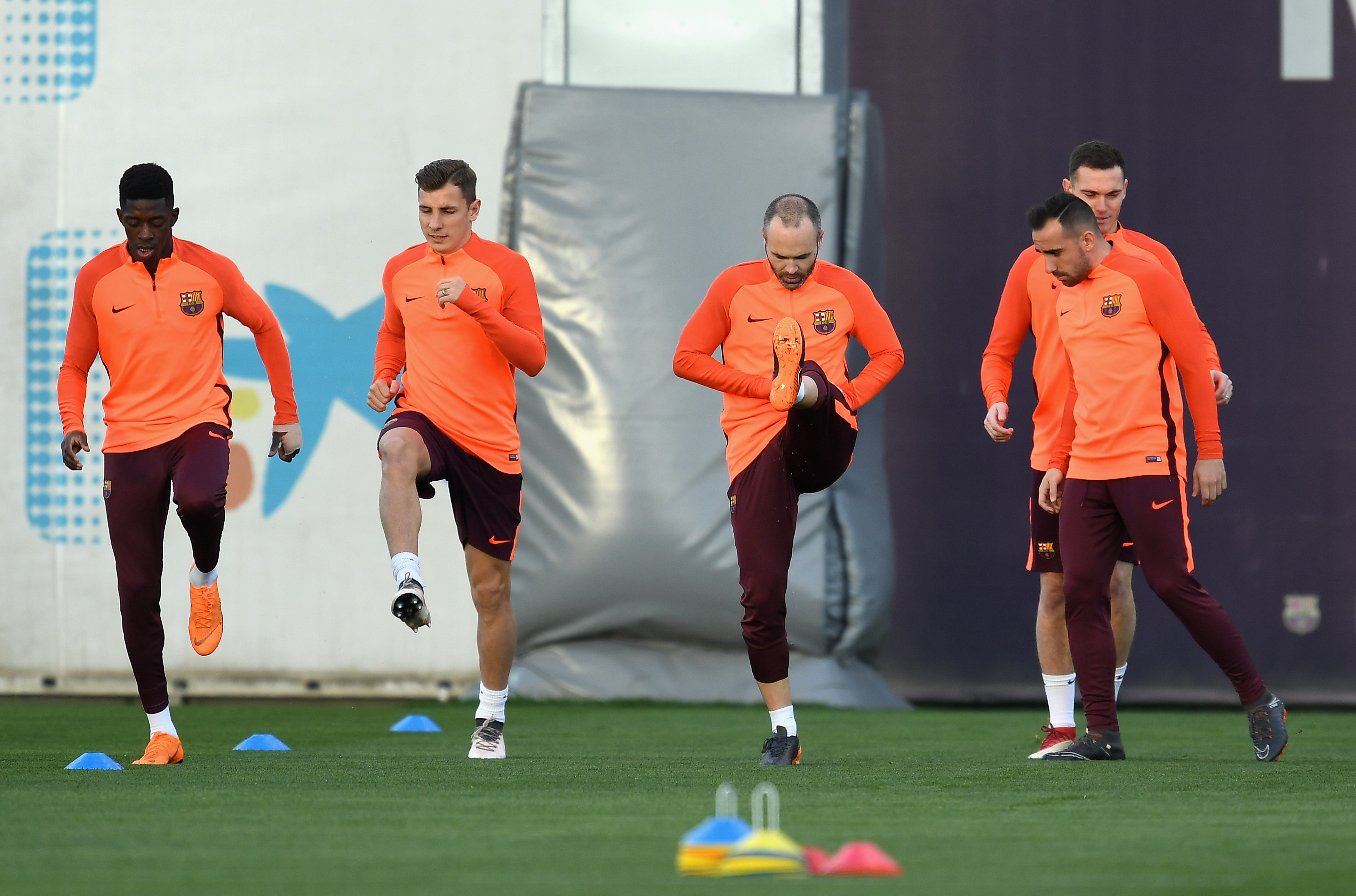 BARCELONA, SPAIN - MARCH 13:  Andres Iniesta of Barcelona warms up with teammates during a Barcelona training session ahead of their UEFA Champions League Round of 16 match against Chelsea at Nou Camp on March 13, 2018 in Barcelona, Spain.  (Photo by David Ramos/Getty Images)