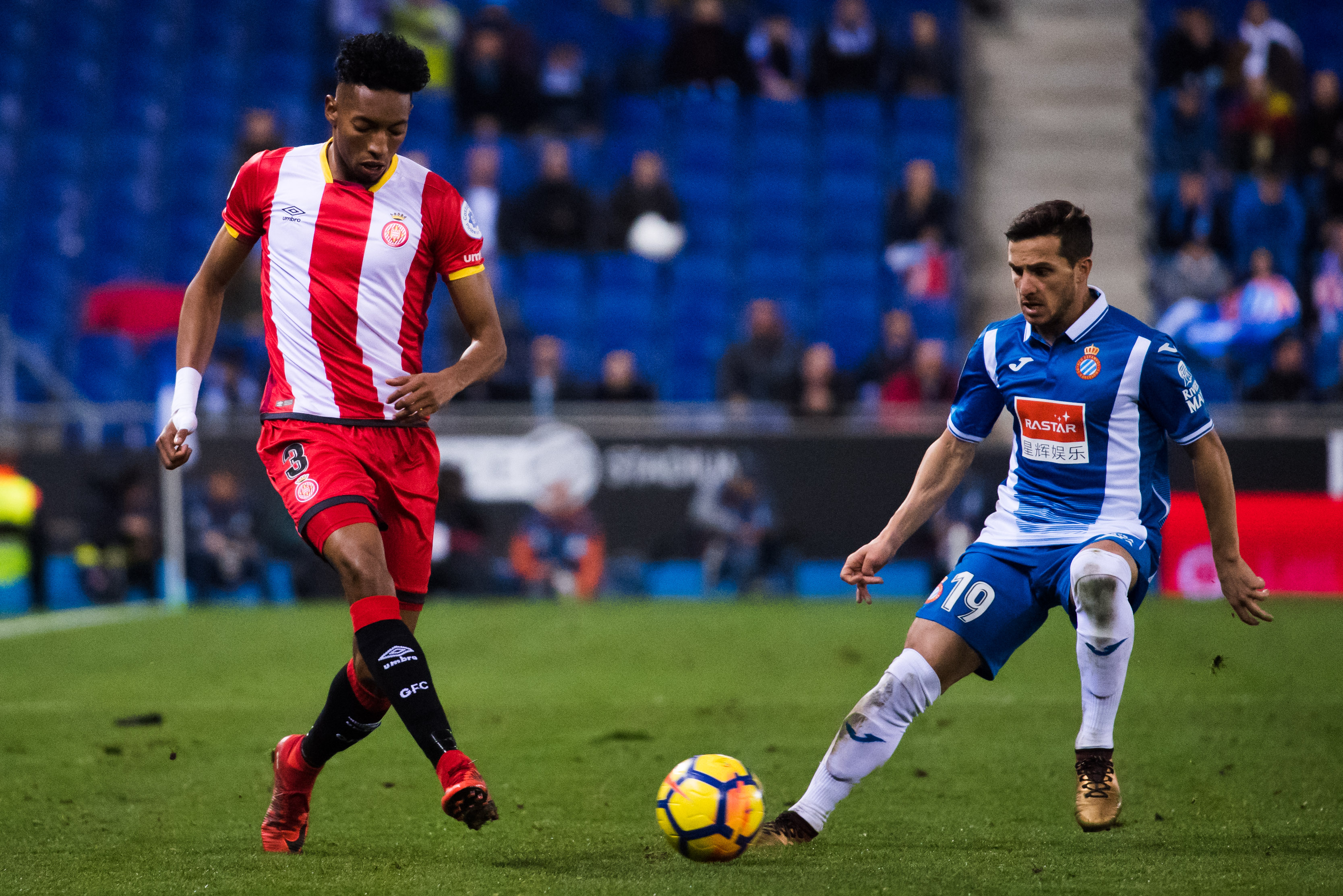 BARCELONA, SPAIN - DECEMBER 11: Johan Andres Mojica of Girona FC plays the ball past Pablo Piatti of RCD Espanyol during the La Liga match between RCD Espanyol and Girona FC at RCDE Stadium on December 11, 2017 in Barcelona, Spain. (Photo by Alex Caparros/Getty Images)