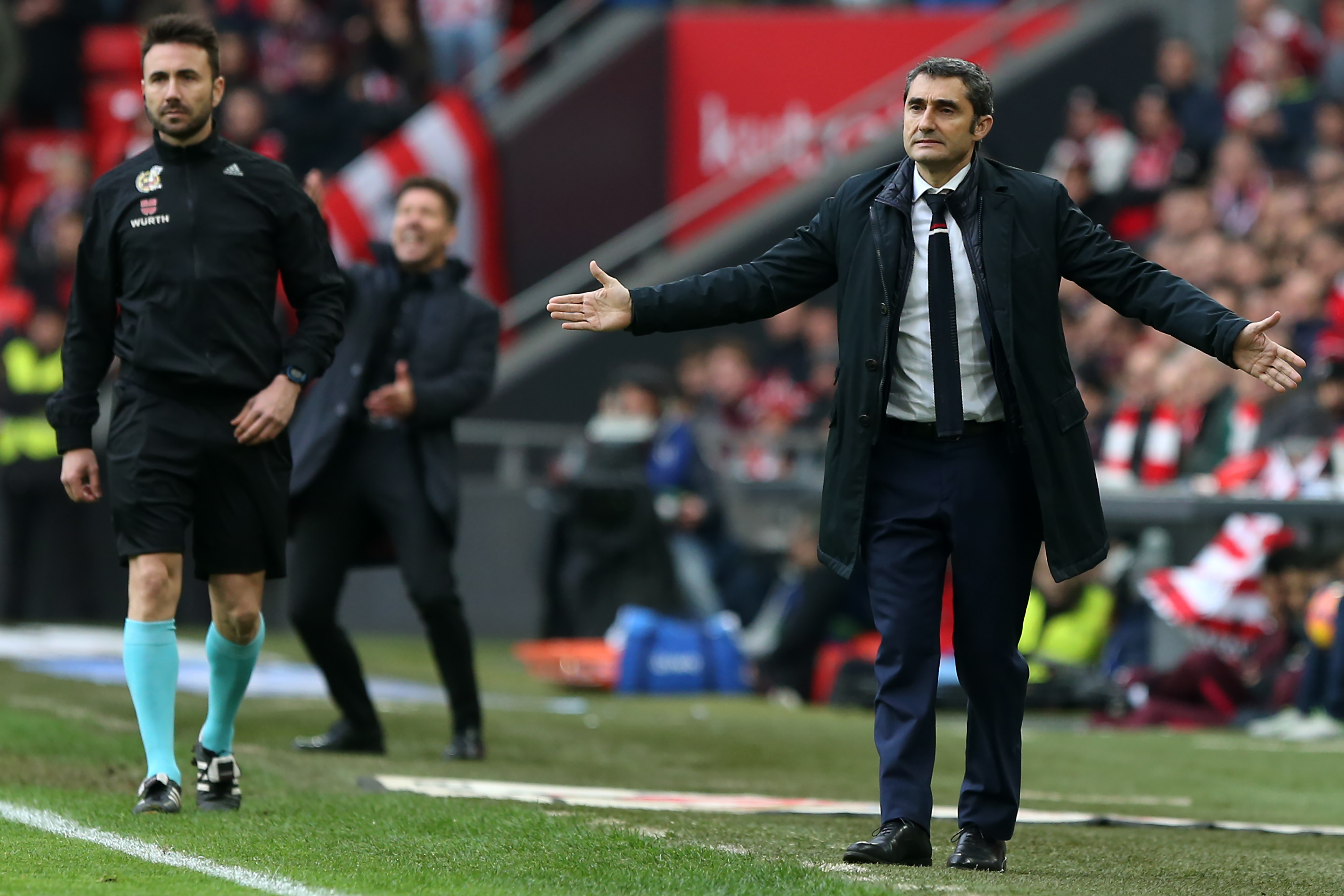 Athletic Bilbao's coach Ernesto Valverde (R) gestures during the Spanish league football match Athletic Club Bilbao vs Club Atletico de Madrid at the San Mames stadium in Bilbao on January 22, 2017. / AFP / CESAR MANSO        (Photo credit should read CESAR MANSO/AFP/Getty Images)